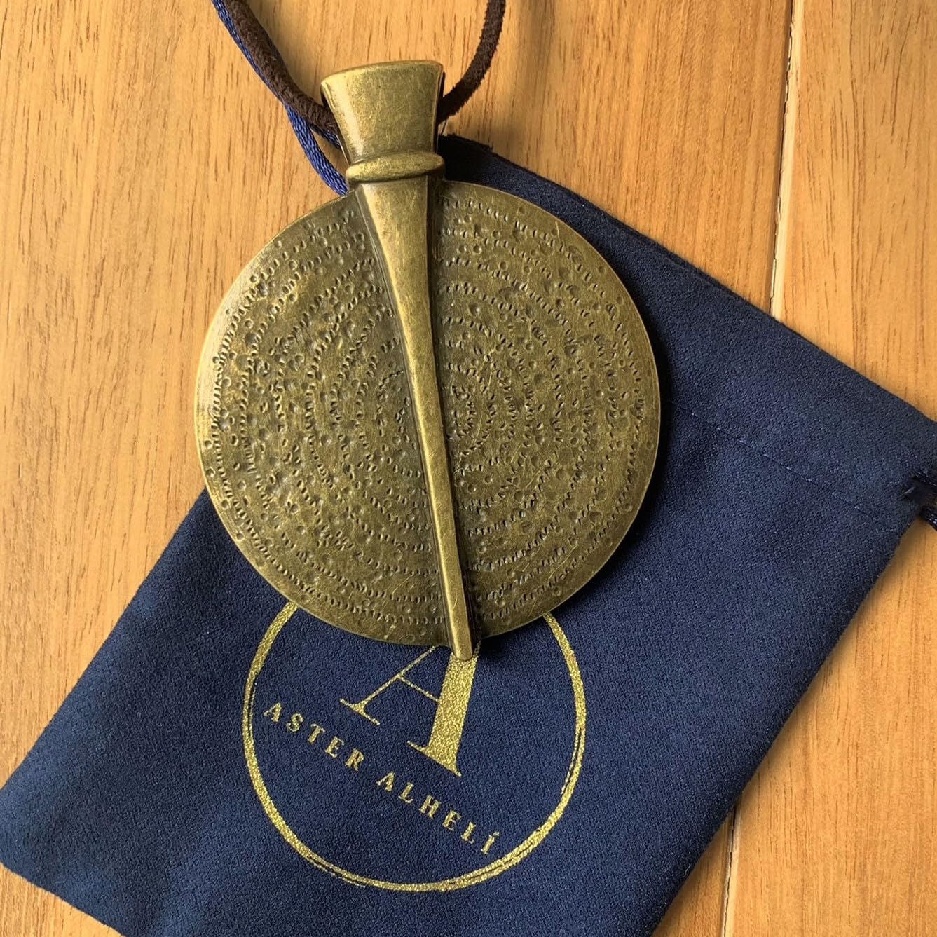 ASTER ALHELÍ Collana Donna Etnica Grande con Medaglione Finitura Bronzo e Cordino in Camoscio Marrone – Collana Lunga Regolabile Stile Boho – Gioielleria Artigianale Idea Regalo (Bronzo)