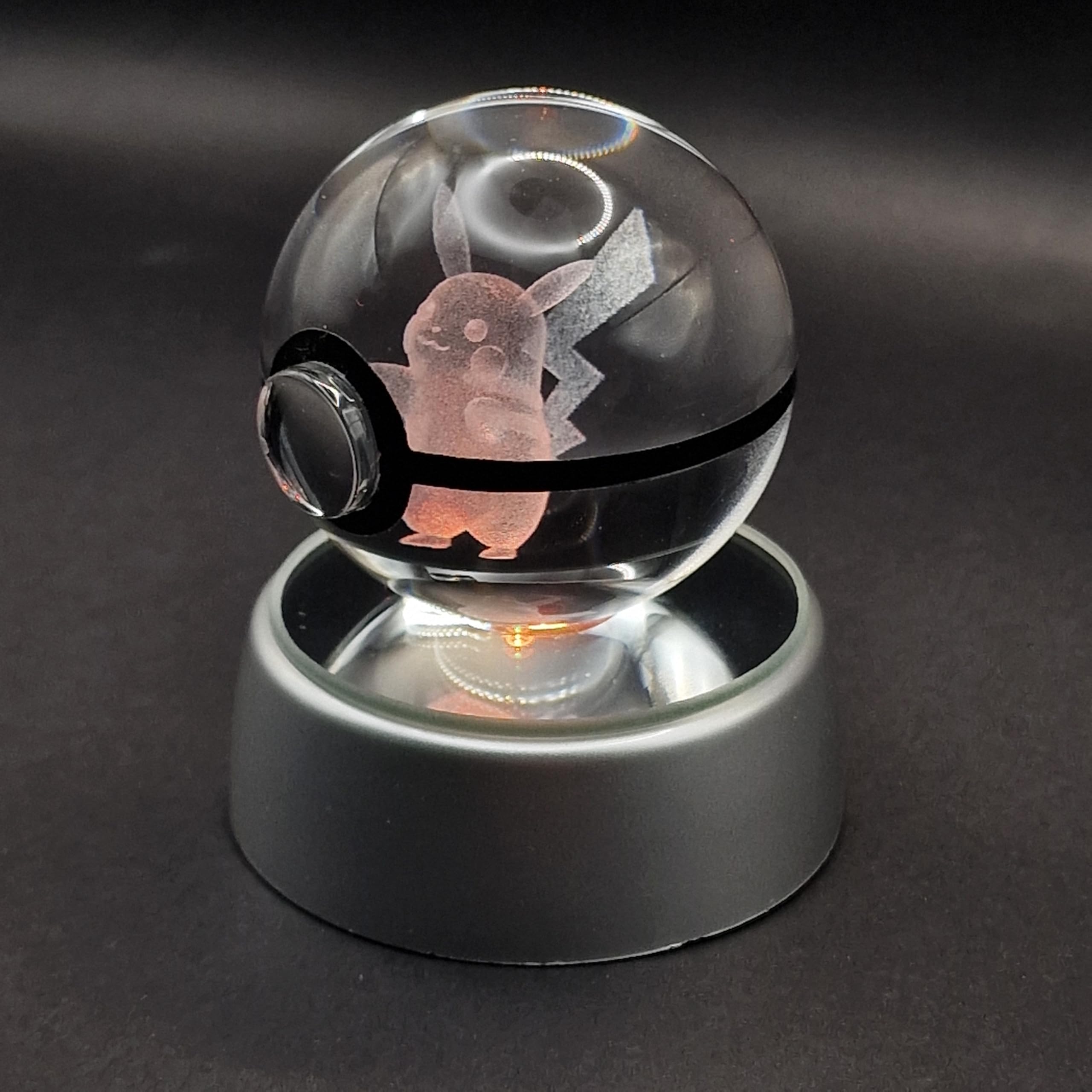 Sfera di Cristallo 3D Poke - Lampada LED RGB con Dragone di Fuoco Inciso - Luce Notturna Creatura Alata con Base Luminosa - Idea Regalo per Allenatori e Appassionati Gaming - USB (1, PIKA) - 5