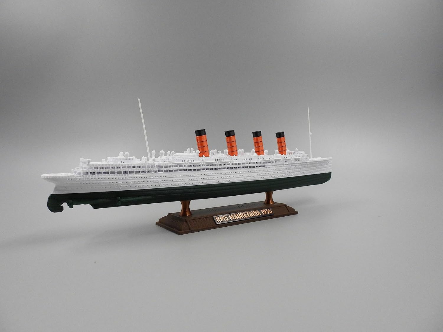 TheRoller3d RMS Mauretania Model 1 Foot in Length (Mauretania-Last 4 Years with Stand)
