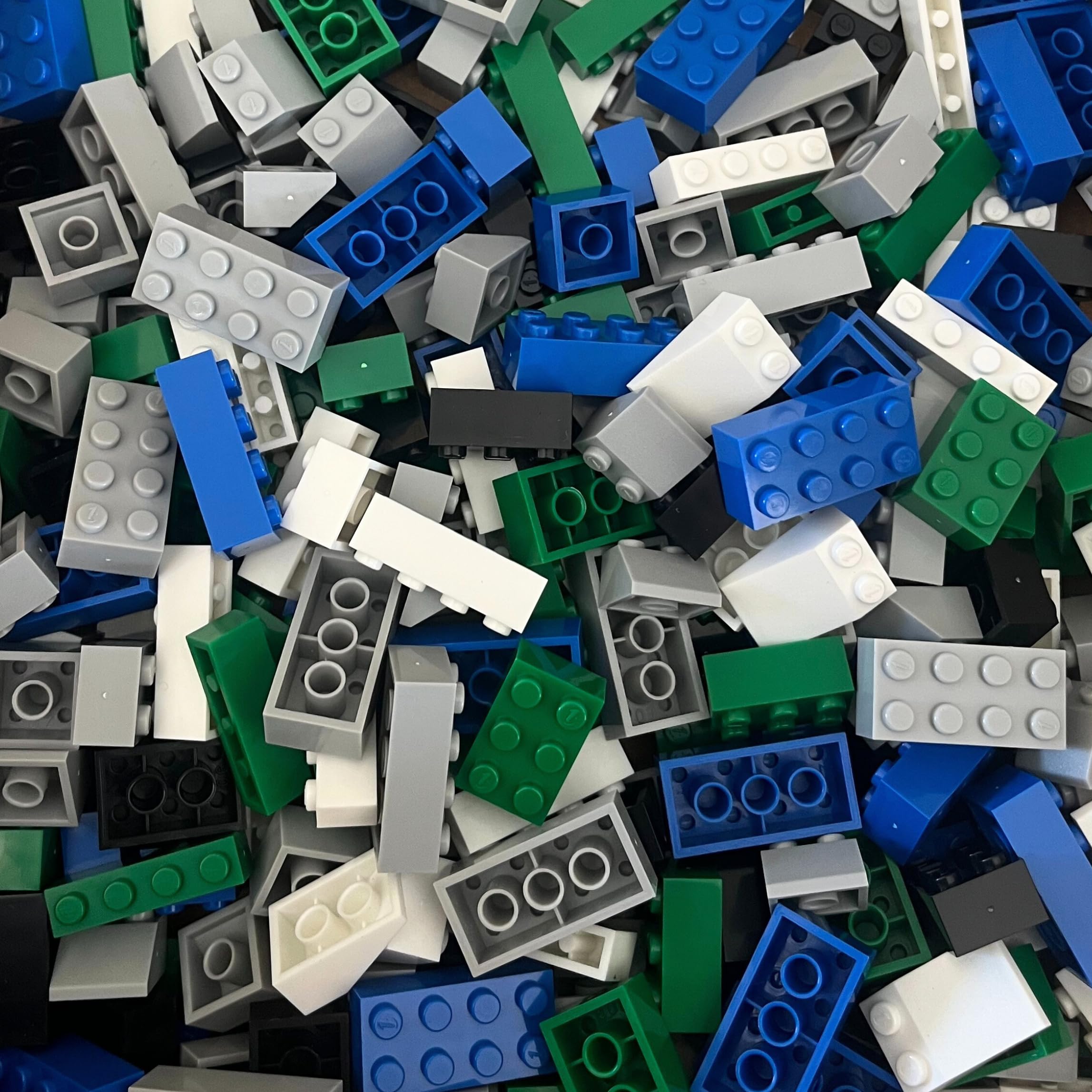 Kit Adventure 650 pcs – Pezzi da Costruzione per Bambini e Adulti (Bianco, Nero, Blu, Verde e Grigio)
