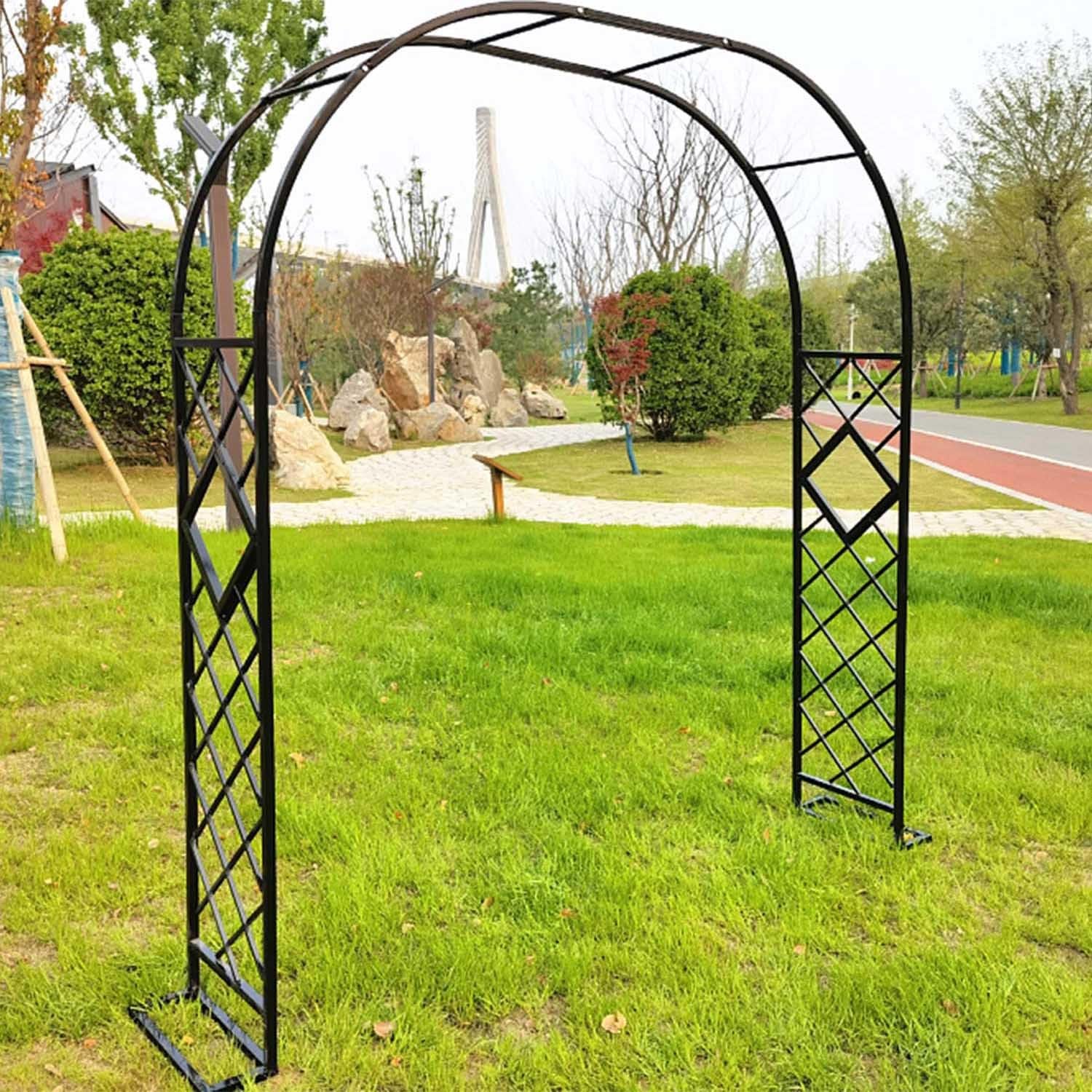 Arche de jardin en treillis pour vos réceptions en plein air et décors de mariage romantiques