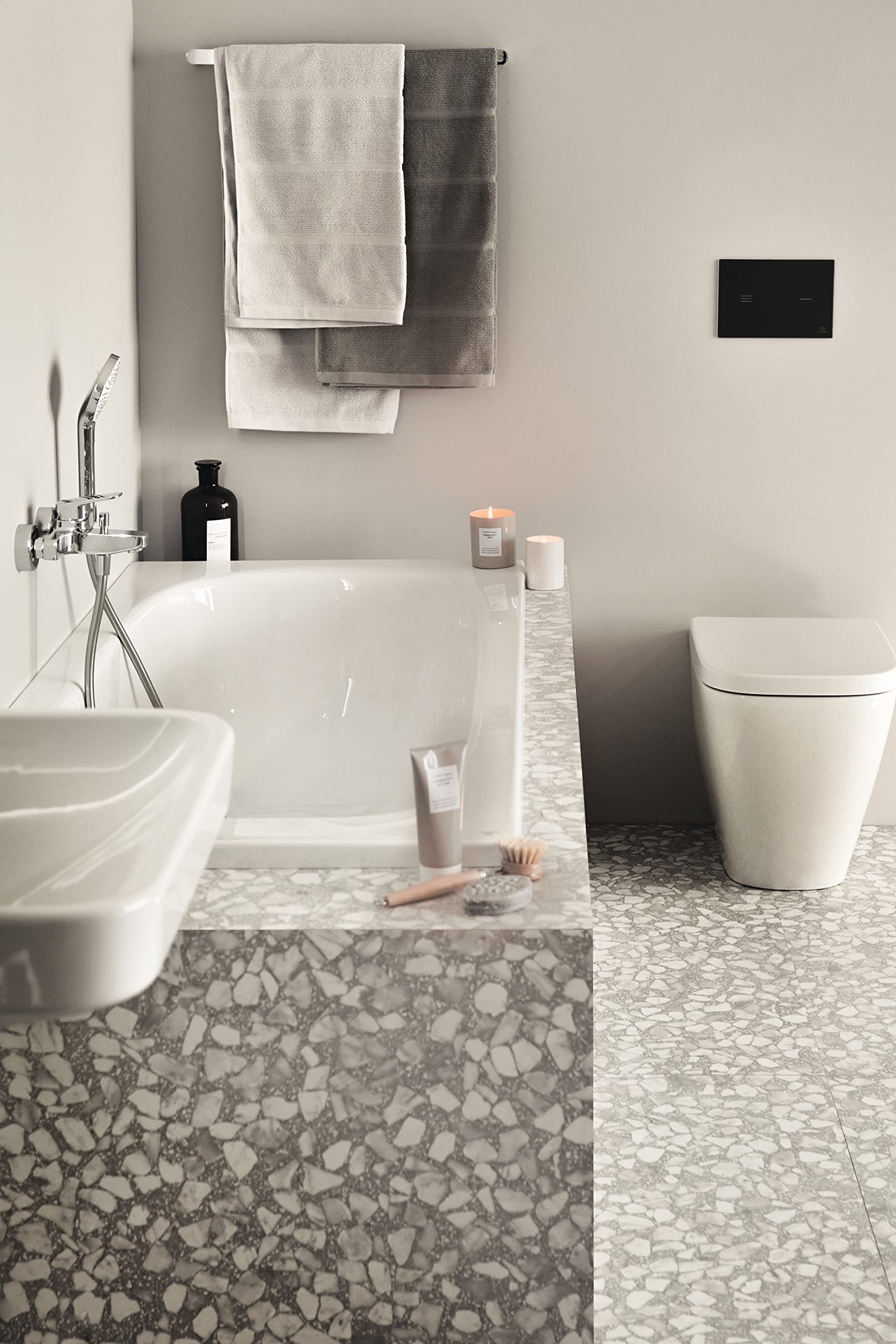 Ideal Standard - i.life B Maceta de suelo RimLS+ universal a ras de pared con fijaciones ocultas. Para completar con asientos envolventes T468201/T468301 o Slim T500201/T500301. Y al bidé T458201