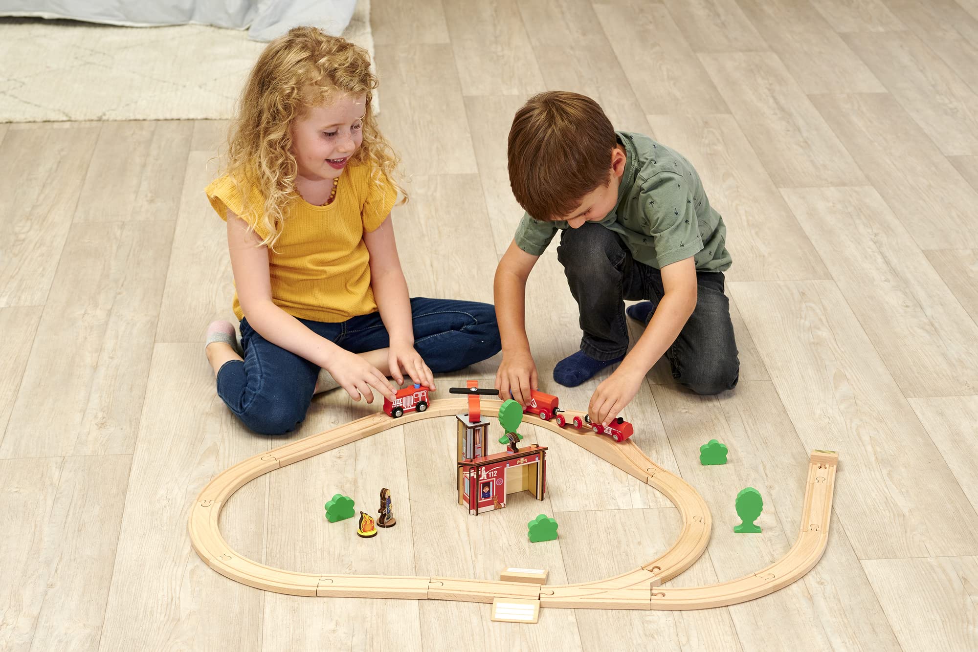 Eichhorn Schienenbahn 100006205 Feuerwehr-Set, 33 teilig, 295 cm Streckenlänge, FSC zertifiziertes Buchenholz, verbaubar mit Anderen Schienenbahnsystemen