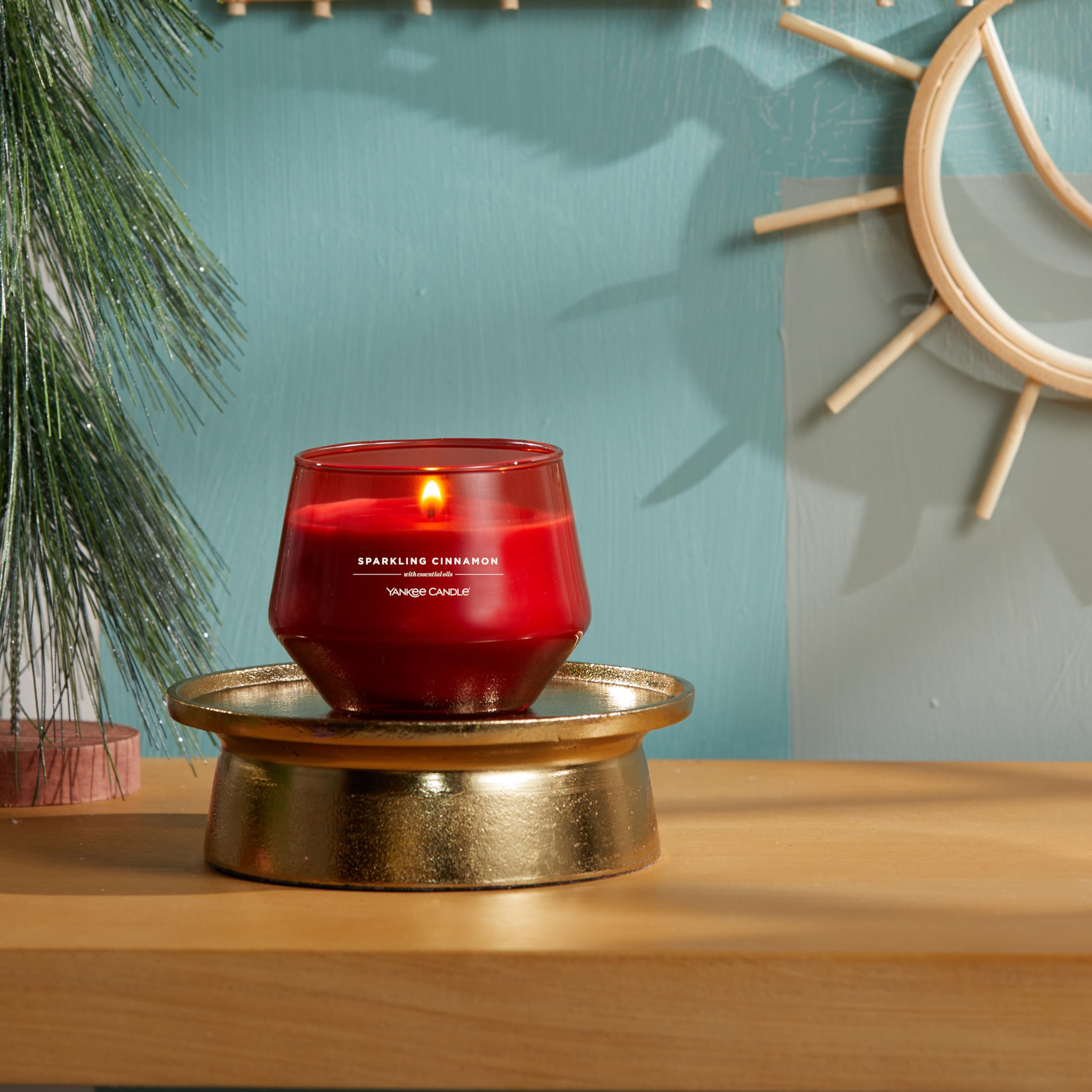 Yankee Candle Świeca zapachowa studyjna, błyszcząca świeca cynamonowa, długie świece: 35-50 godzin, stylowy projekt szklanego naczynia z czerwonym woskiem, prezenty dla kobiet, prezenty dla mamy,