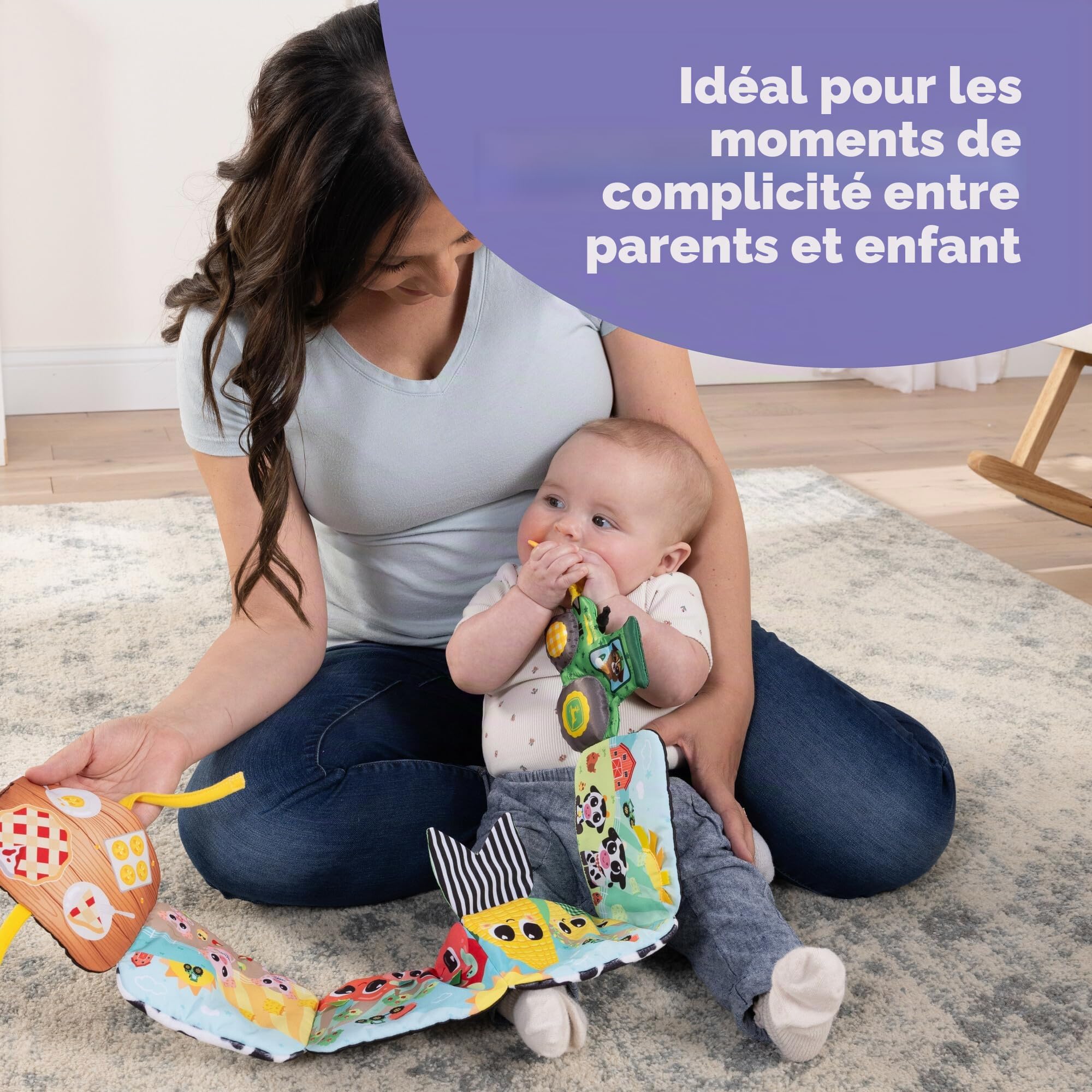 Lamaze John Deere Voyage de la Ferme à la Table | Livre Pliable Doux pour Bébé avec Panneaux Colorés et Noir et Blanc, Bruissements, Pouet-Pouet, Rubans | Jouet Sensoriel pour Bébé dès 6 Mois