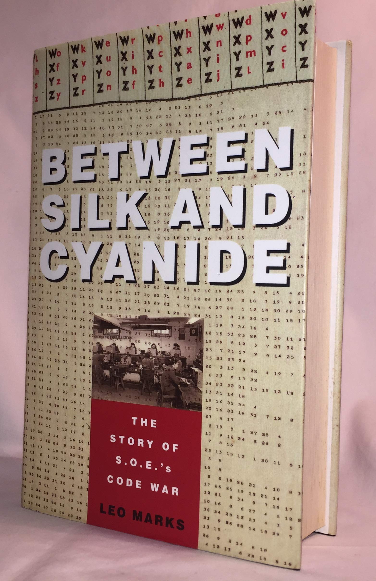 Between silk and Cyanide [Hardcover] Marks, Leo