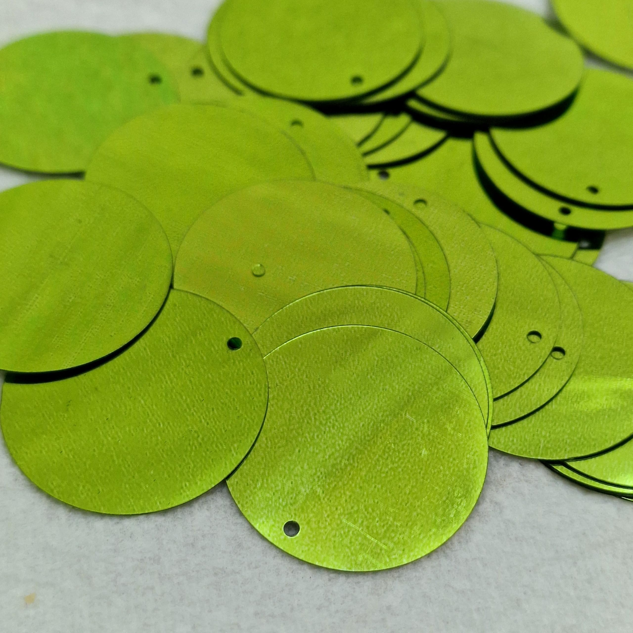 MajorCrafts 30mm 40g 150pcs Metallic Large Round PVC Sequins with 1x Hole (Light Green) - Image 2