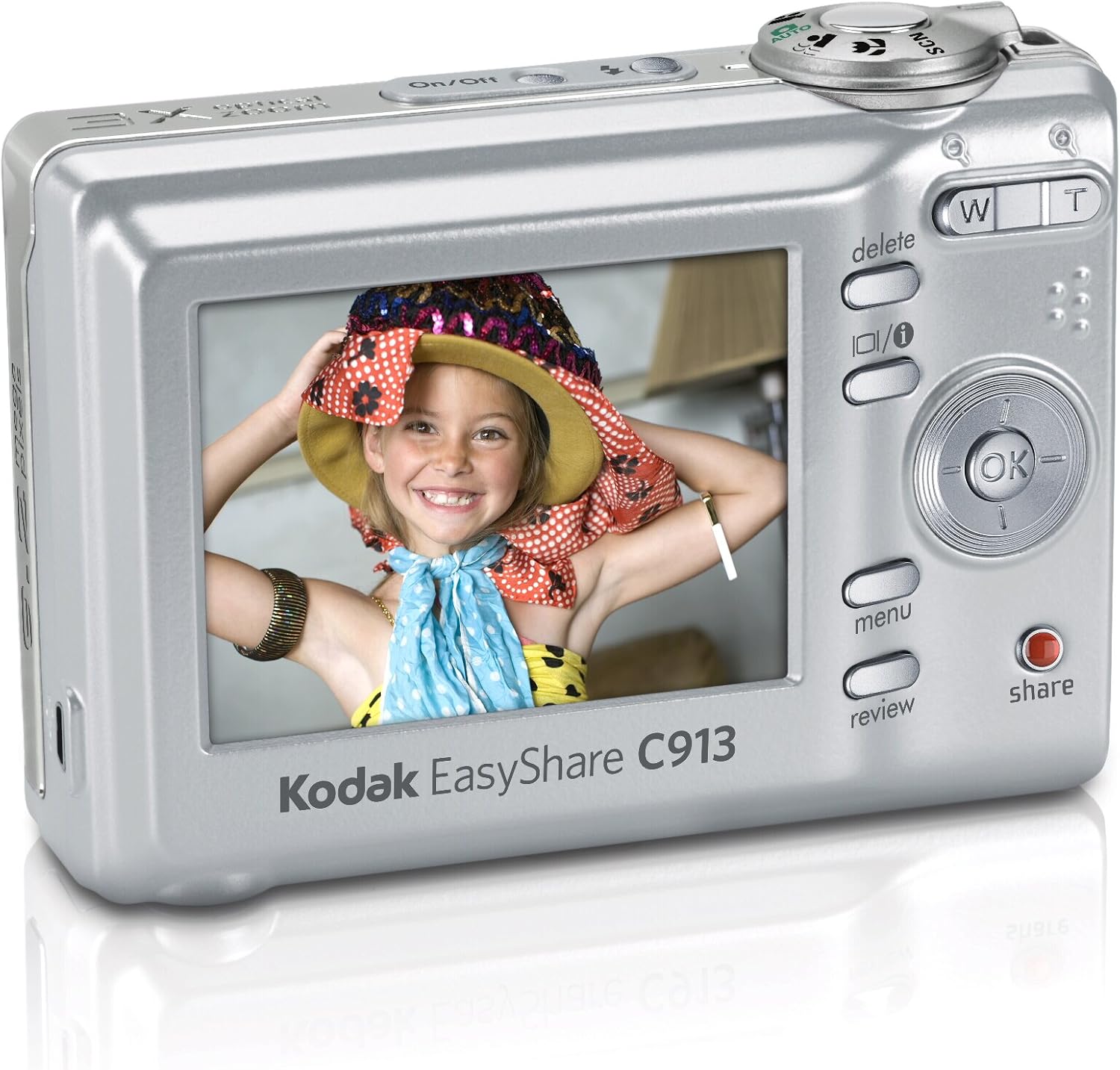 Фронт view of Kodak Easyshare C913 camera with lens extended.