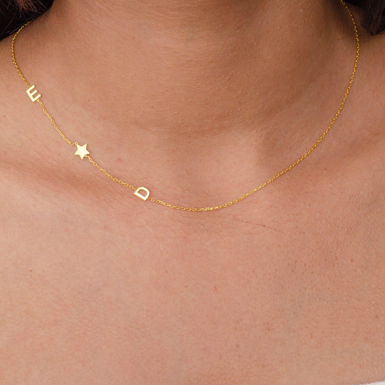Laterale İnitial collana, personalizzato oro voto lettera Festa della Mamma