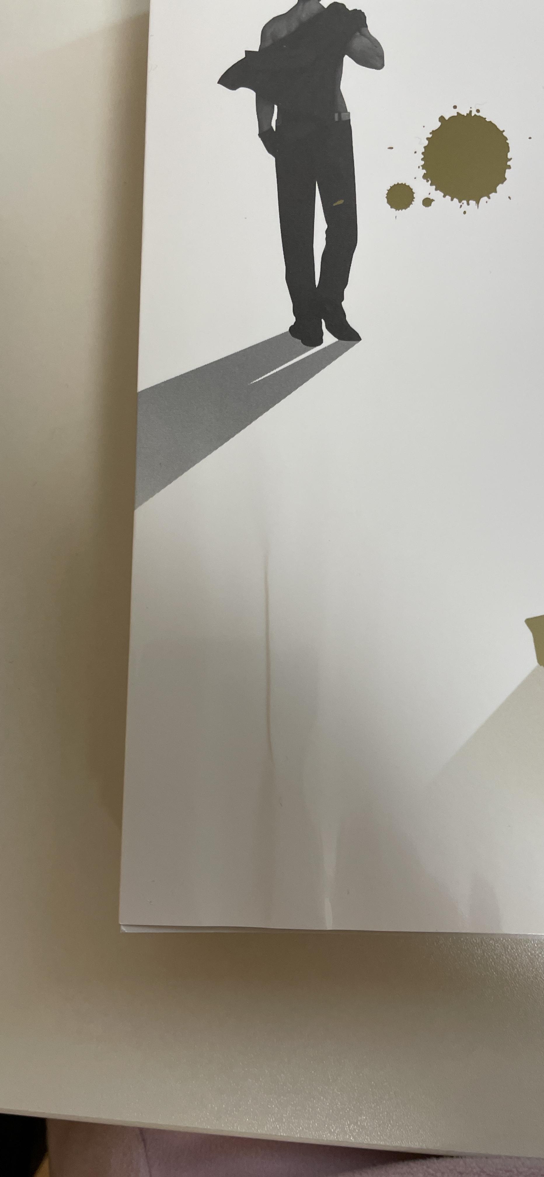 新品のはずが折り目、しみ(?)があった