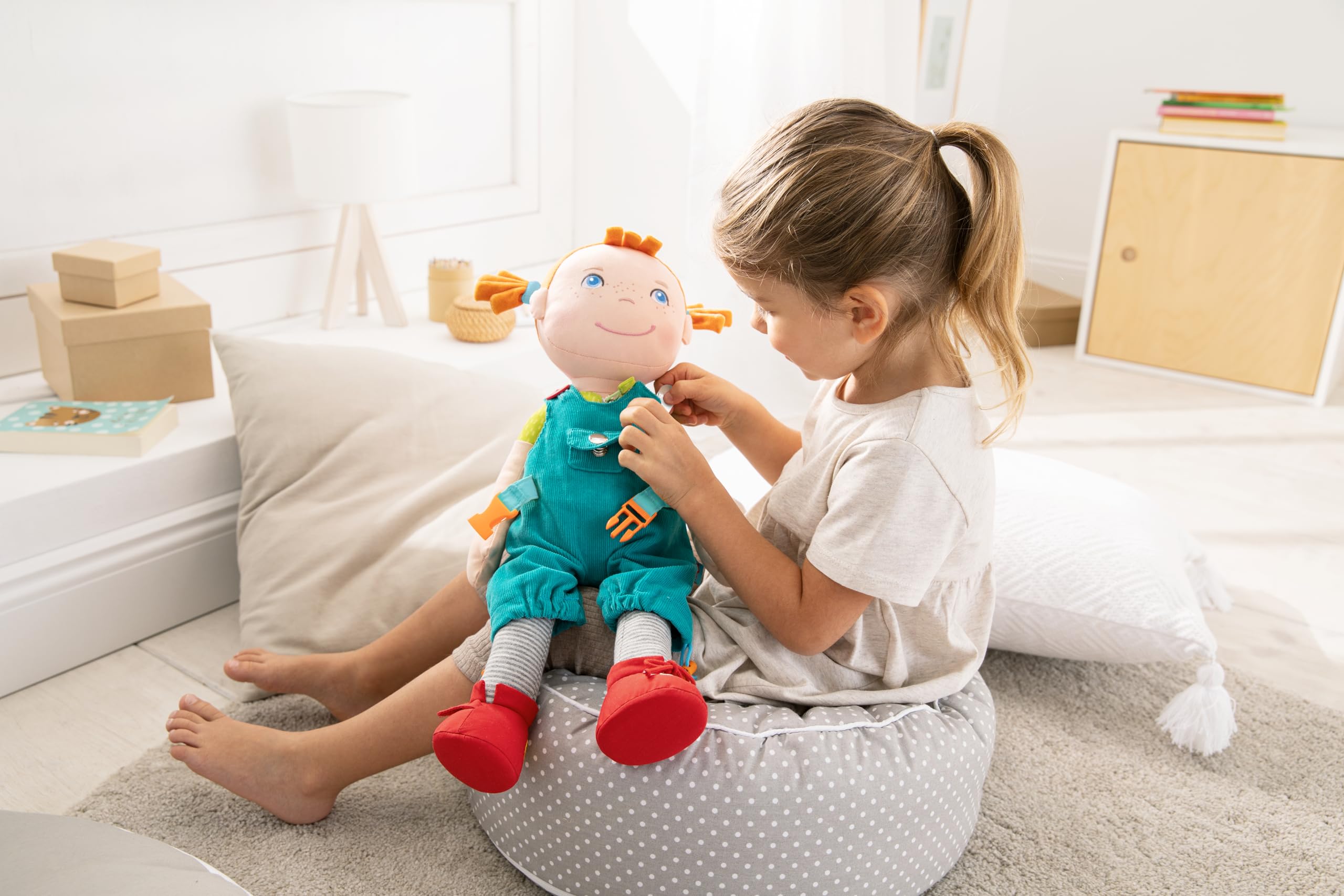 HABA Muñeca de Aprendizaje Lucie, Gran muñeca de Tela de 45 cm, a Partir de 2 años, para Aprender a Atar Diferentes Sistemas de Cierre y Calzado