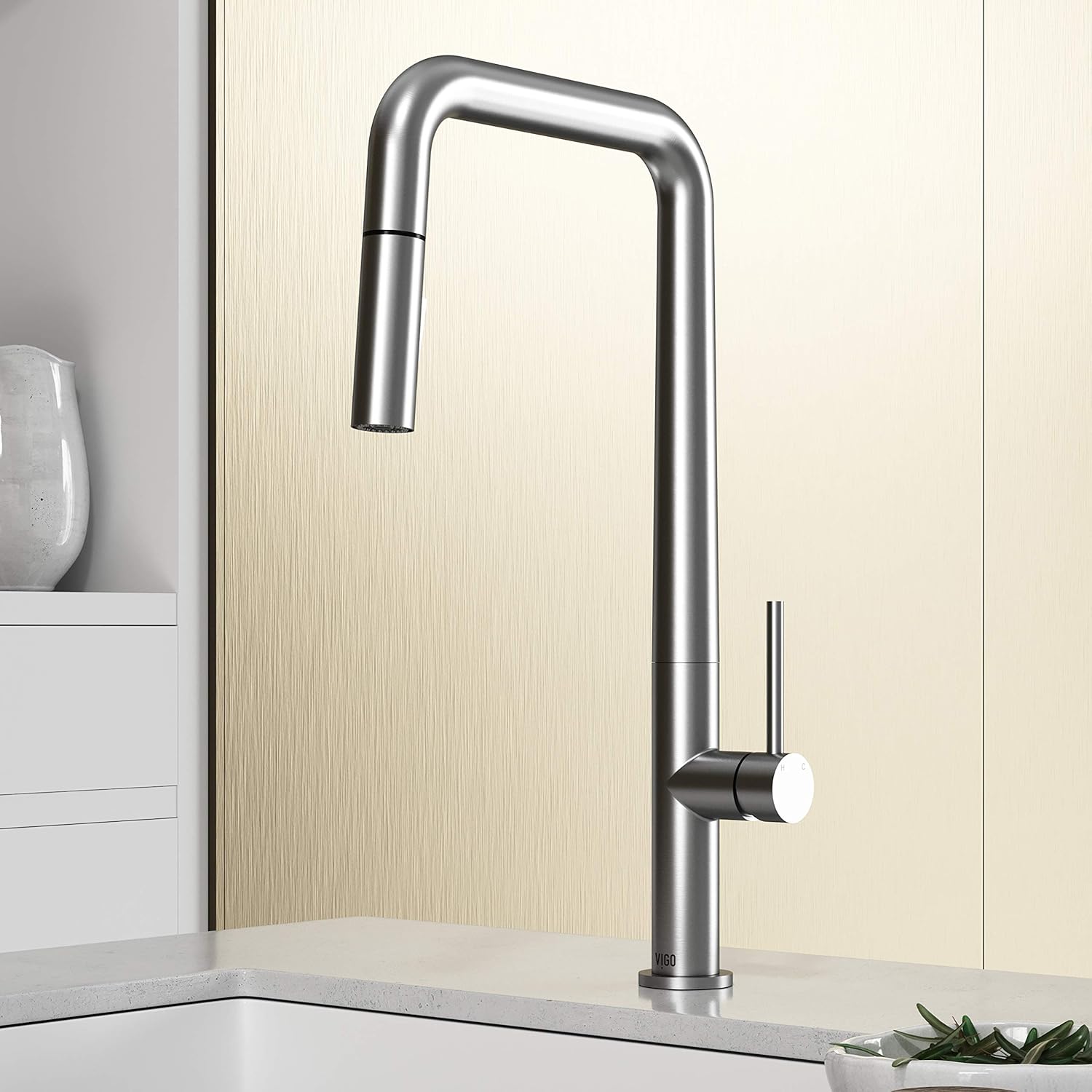 VIGO Parsons 18'' H Single Handle Pull-Down Sprayer Kitchen Faucet in Stainless Steel-VG02031ST