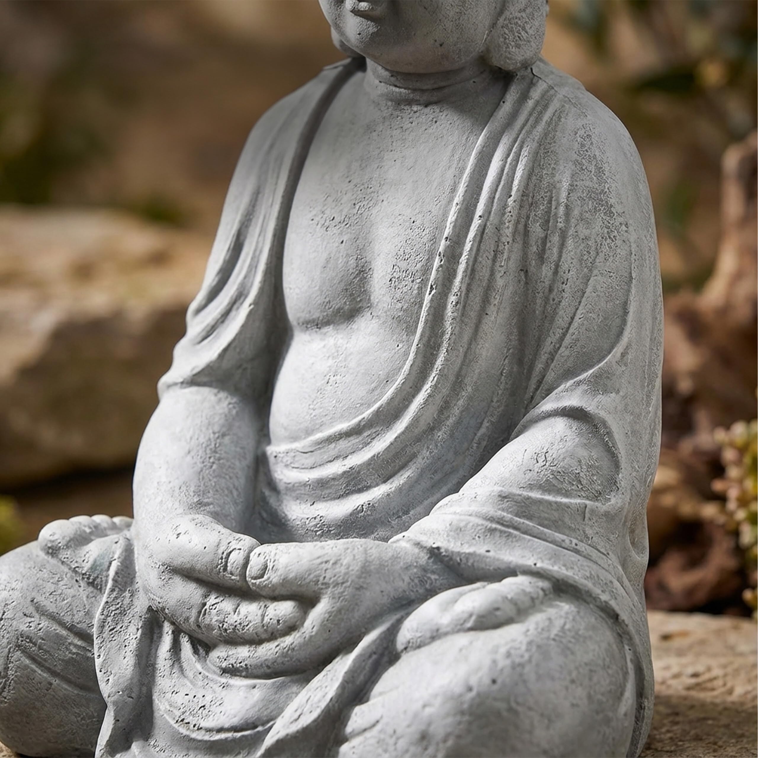 Relaxdays Buddha seduto XL 70cm, statua giardino, deco vintage soggiorno, resistente intemperie, antigelo, grigio chiaro