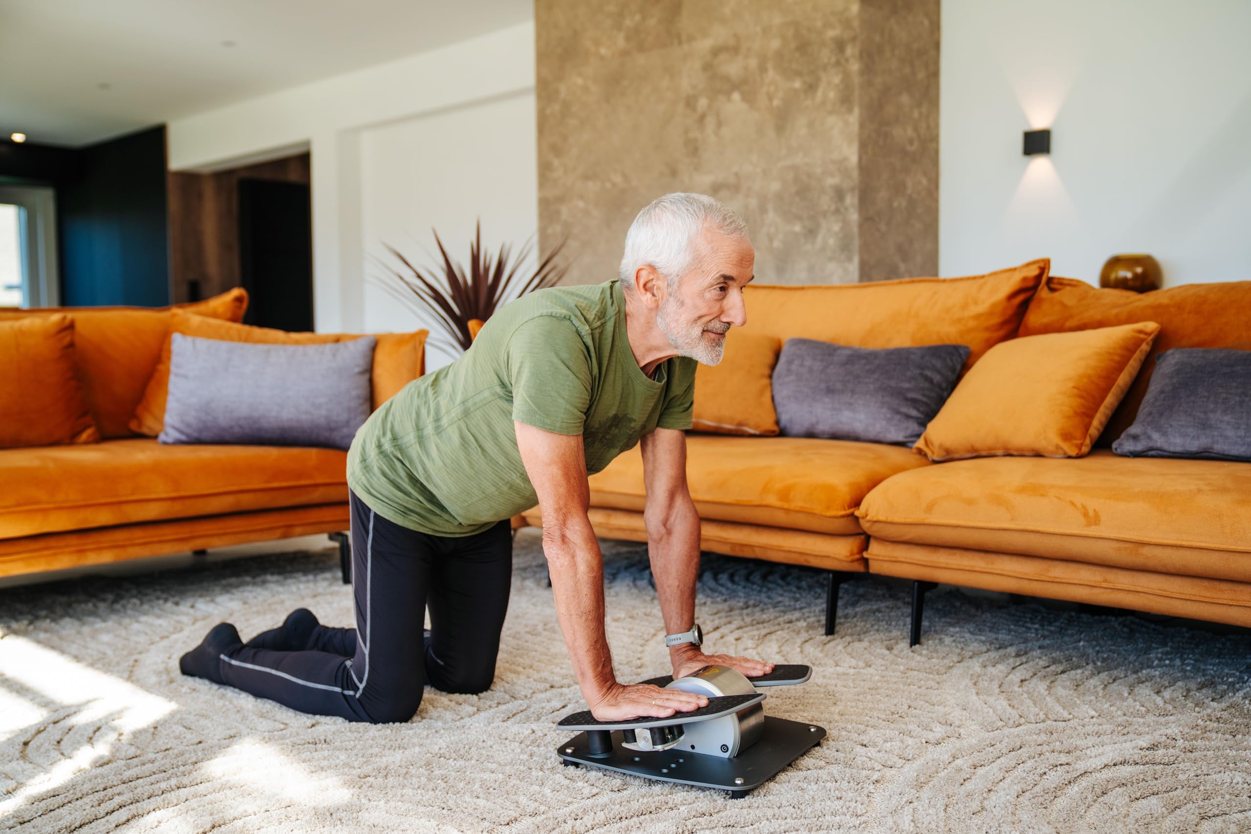 moveo Schwingungsgerät - die natürliche Bewegungssimulation! Ganzkörper-Training, Mobilisierung, Entspannung und Regeneration - mehr als Jede Vibrationsplatte - simuliert die natürliche Gehbewegung | 3-dimensionale Bewegungssimulation - entsprichht dem na