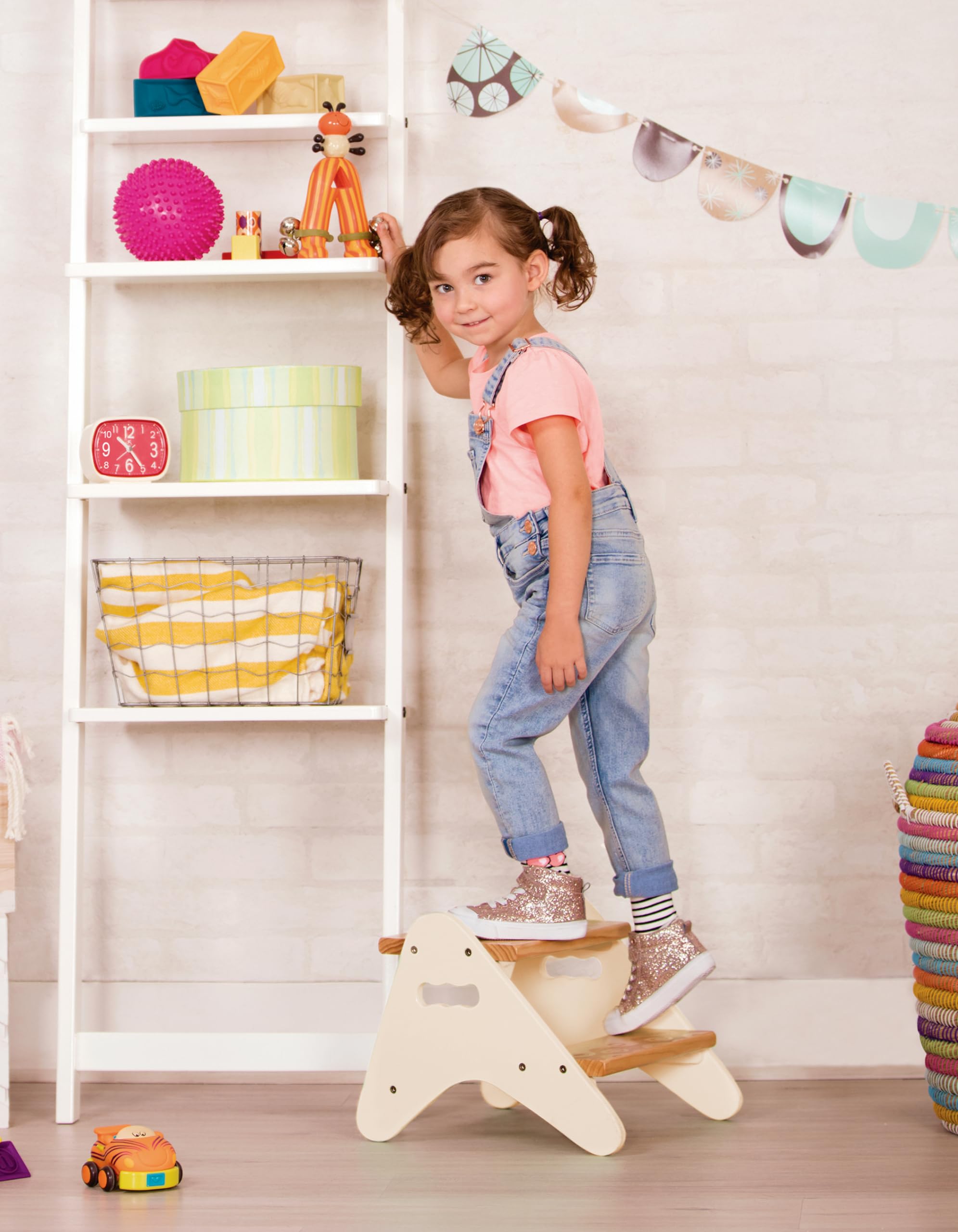B. toys Peek-A-Boost Sgabello di legno per bambini 2 anni+