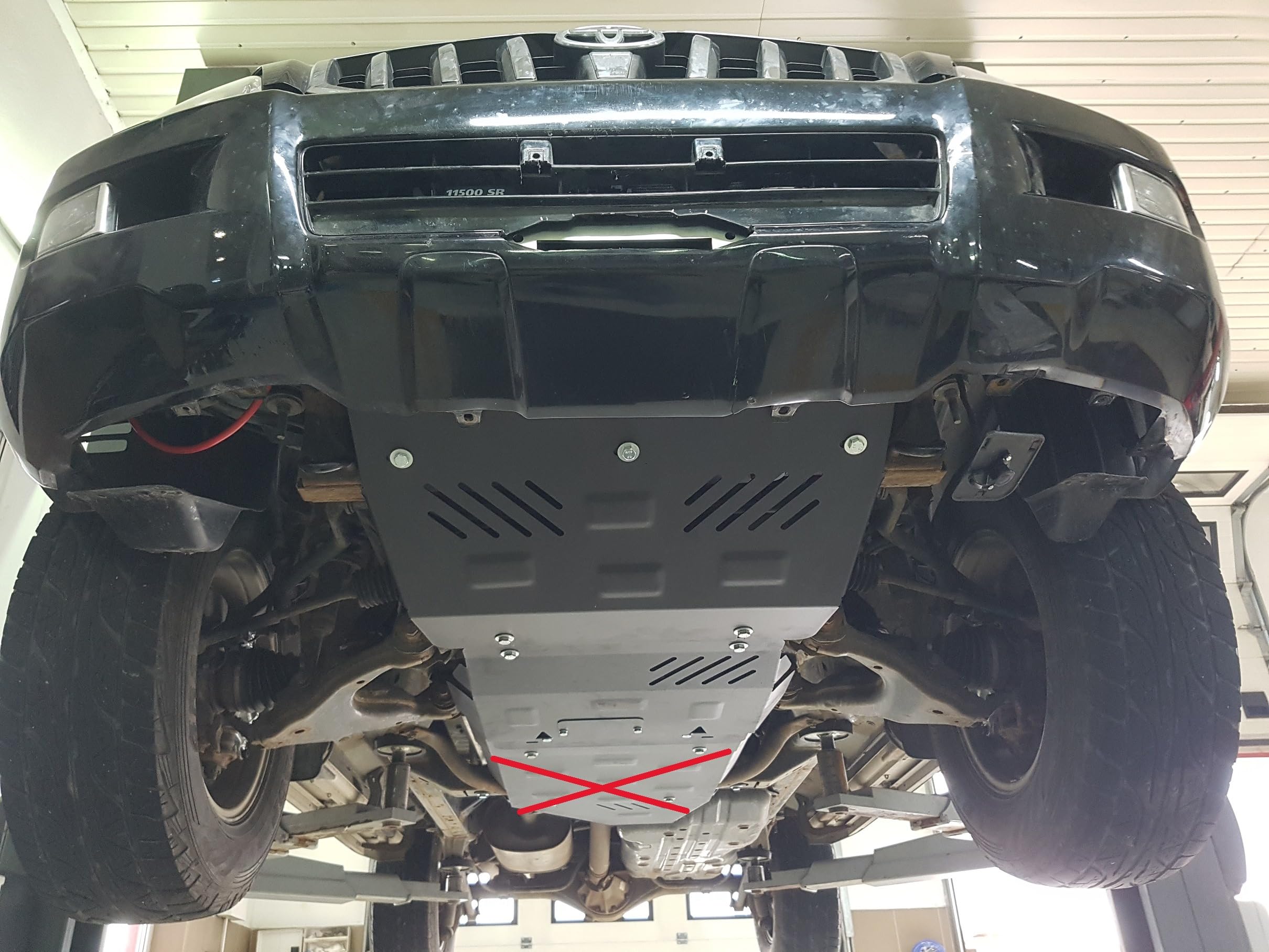 Protección metálica bajo motor compatible con Toyota Land Cruiser J120 (2002-2009)
