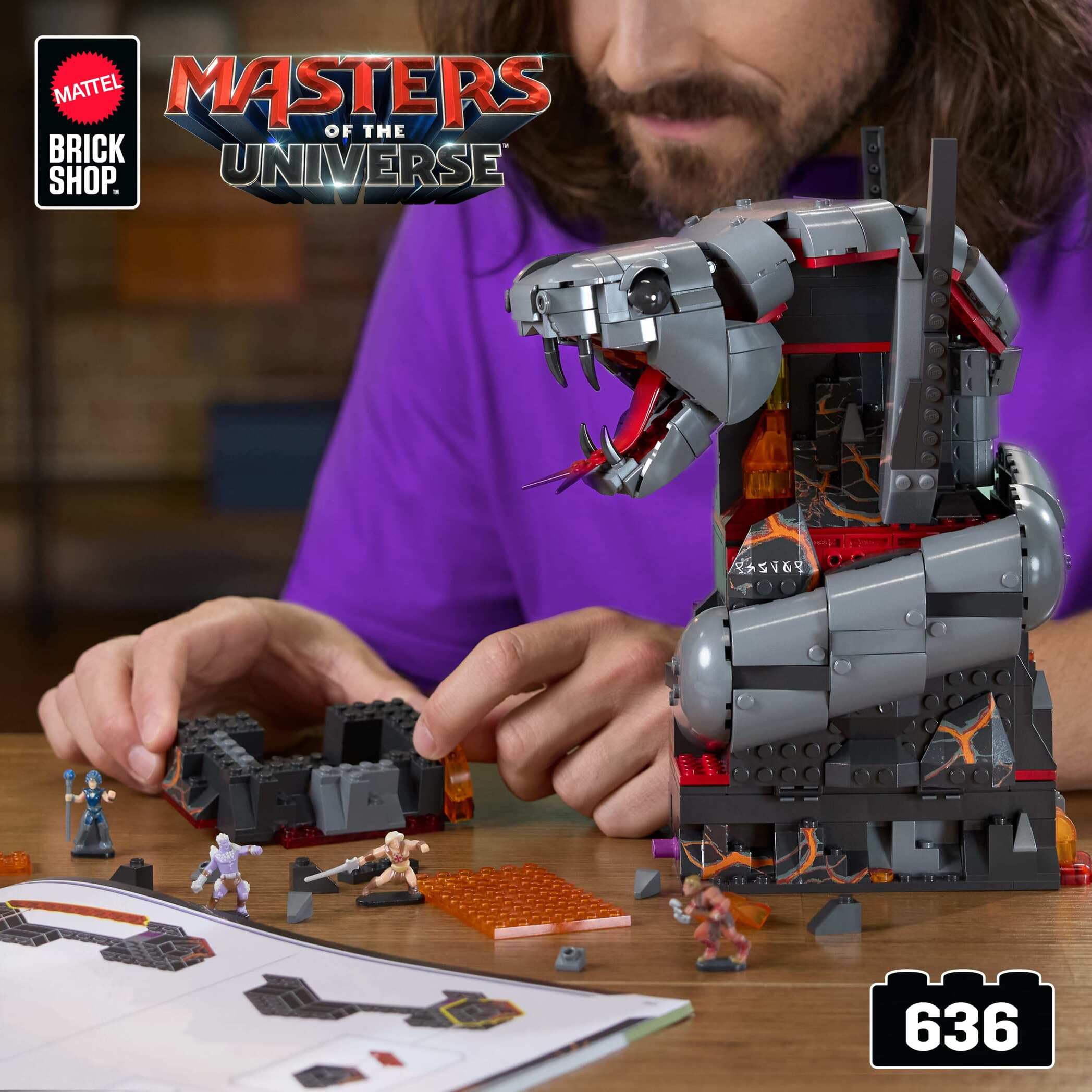 Mattel Brick Shop Masters del Universo Choque en Snake Mountain | Juego de construcción, 636 piezas y 12 figuras, Skeletor y He-Man, regalo para coleccionistas adultos y mayores de 13 años