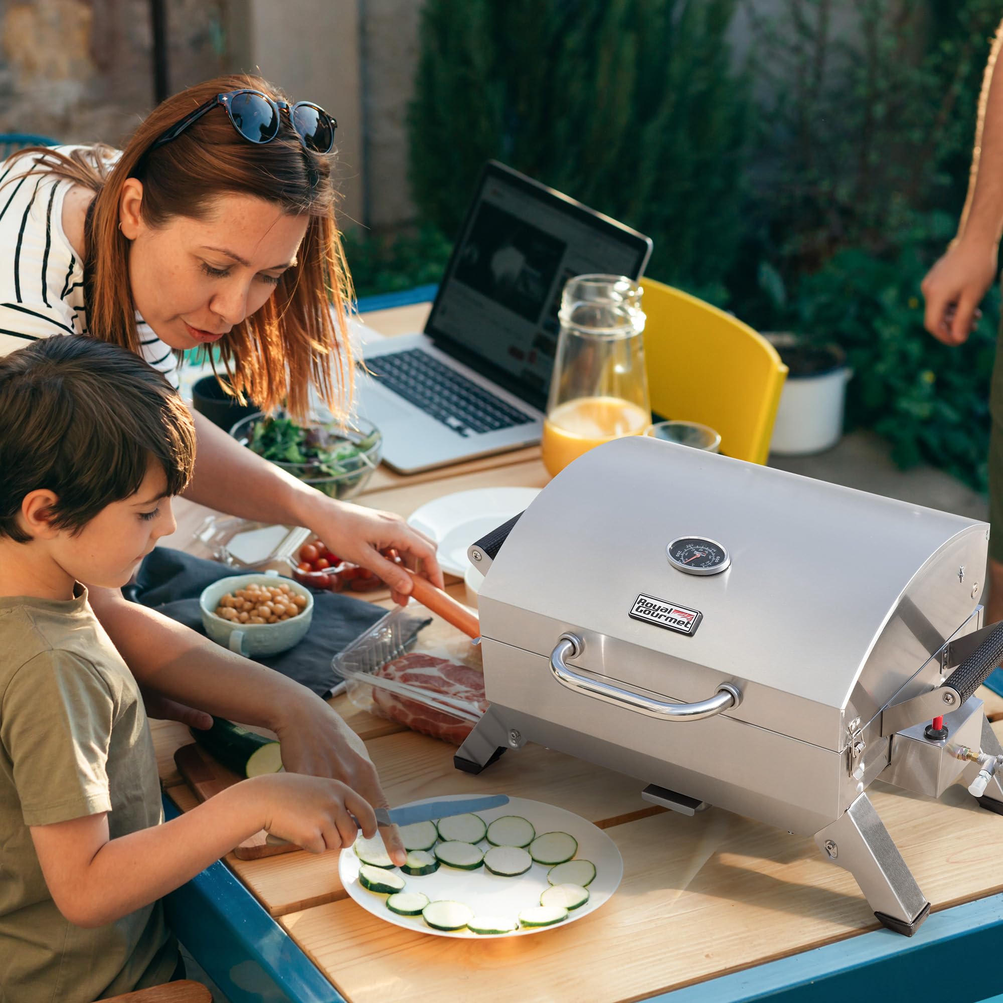 Royal Gourmet Edelstahl Tragbarer Gasgrill, Compact Tischgrill mit Zwei Griffen und Reiseschlössern, Klappbaren Beinen, 3 kW BBQ Campinggrill für Balkon, Picknick Silber