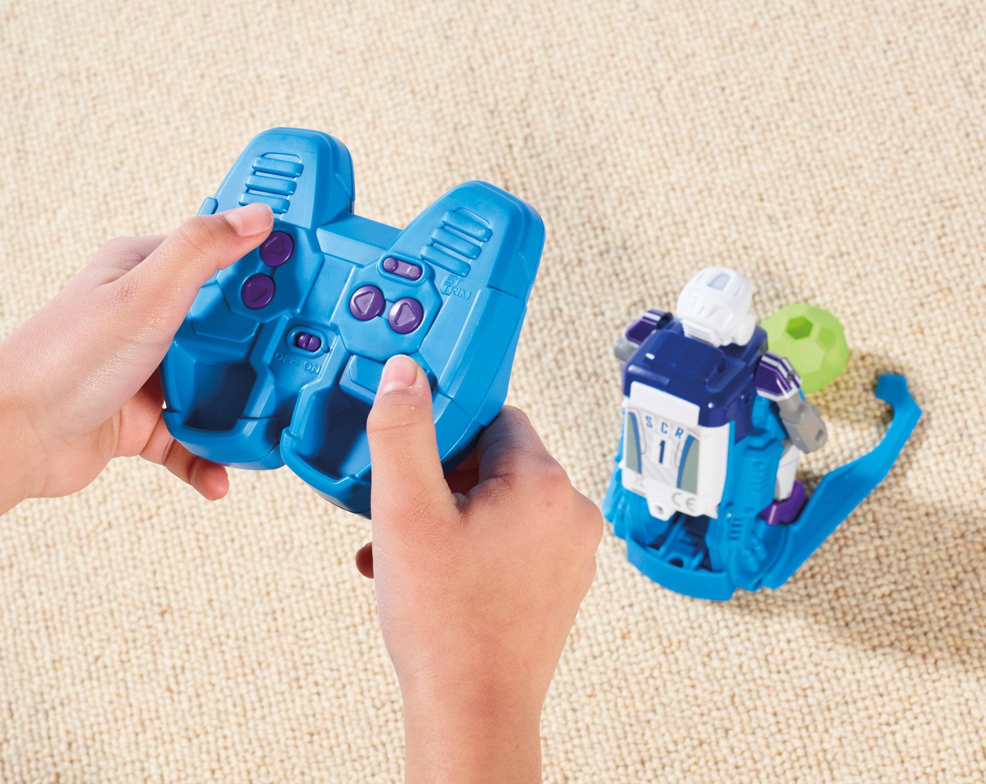 Tomy Soccerborg Robot de Juguete para niños – Robot de Juguete teledirigido a Partir de 6 años – Dos Robots de fútbol con porterías, Bolas y Pegatinas para personalización
