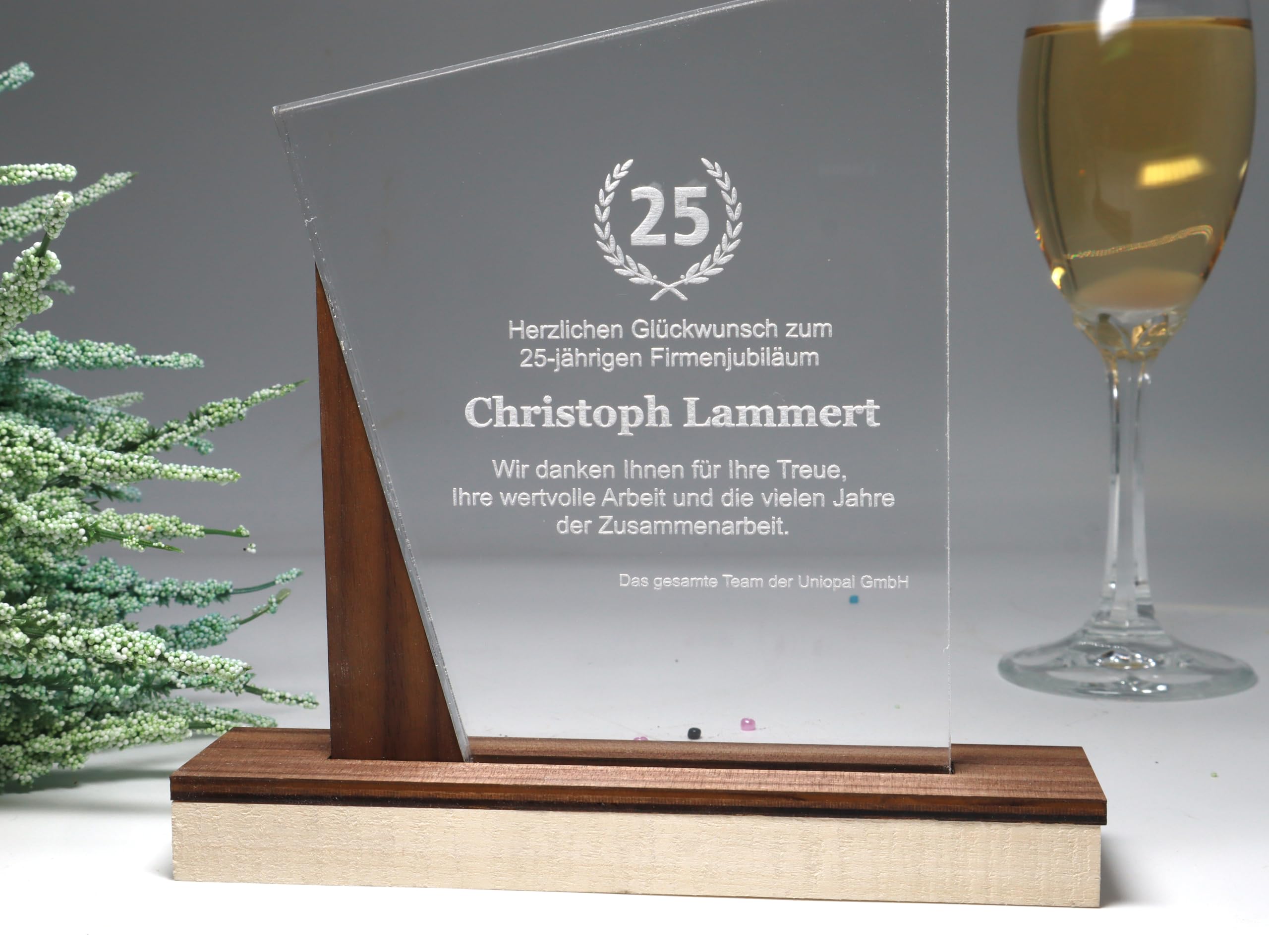 Elegante Trophäe aus Acrylglas mit Nussbaum – Individuelle Gravur – Moderne Auszeichnung & Award