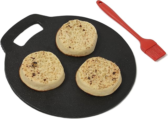 KEO ST. Baking Stone - Heavy-Duty Cast Iron, 30x 27.5x 0.5cm, Round with Handle - Perfect Griddle for Drop Scones, Welsh Cakes, Scotch Pancakes, Chapatis, Craft Pizza - Complete with Basting Brush