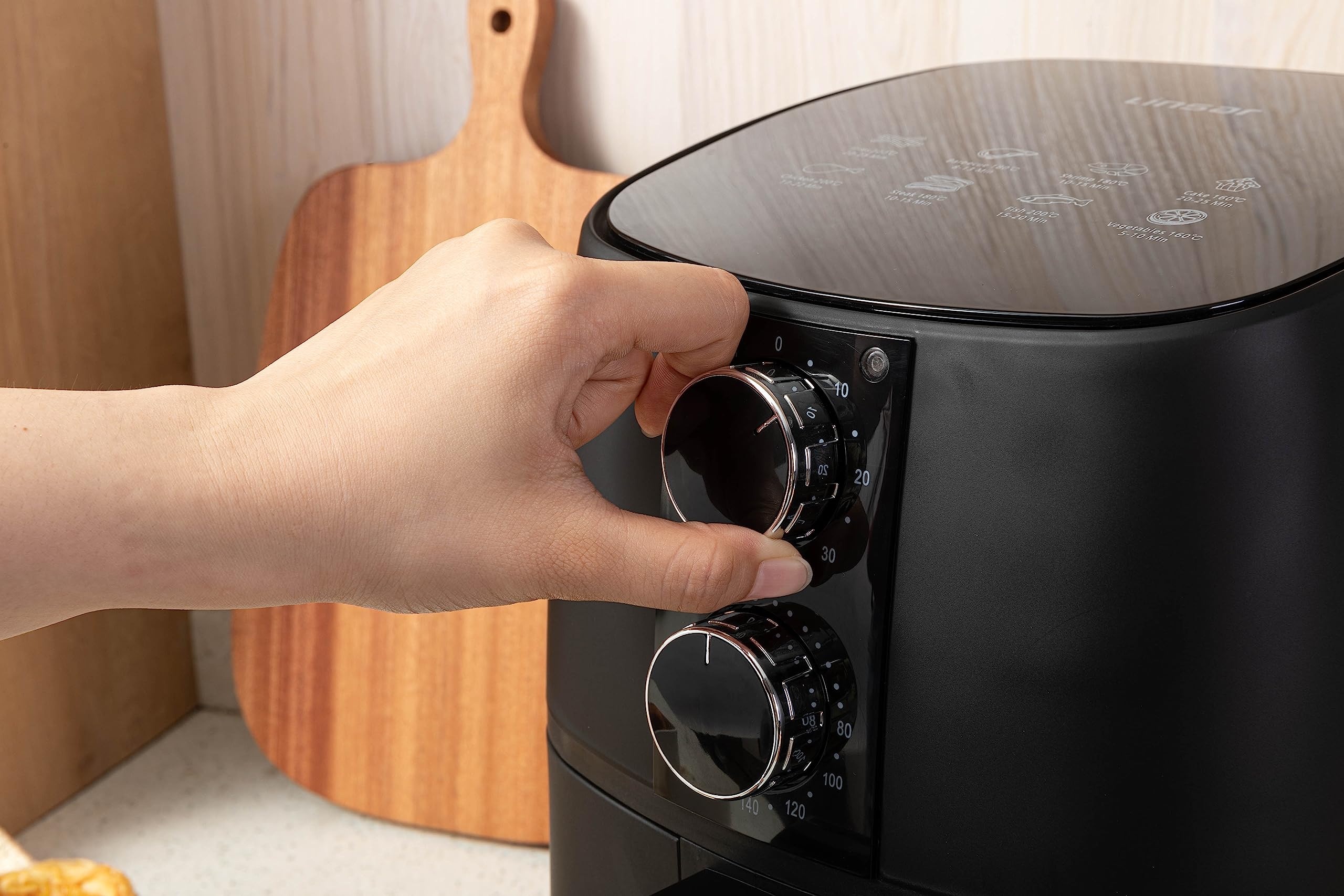 Linsar - Heißluftfritteuse 4L - Airfryer mit Timer und Warmhaltefunktion - Temperatur wählbar - Energiesparender & schneller als Backöfen - 1400 Watt (Schwarz)