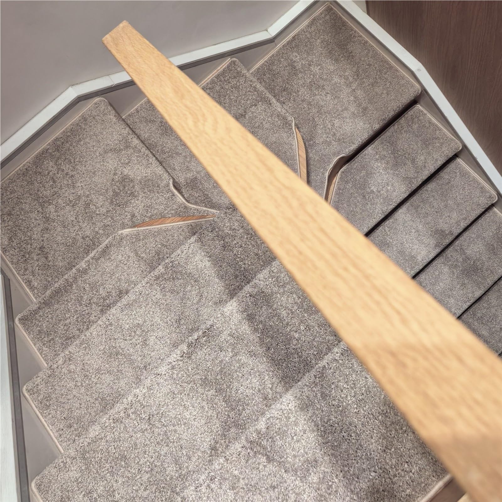 Peldaños de escalera de alfombra para un hogar seguro y confortable en el día a día