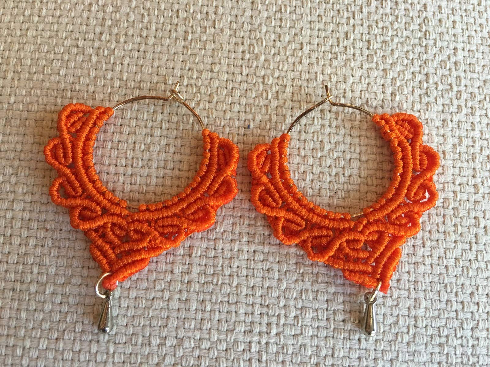 Pendientes aros macramé naranja hechos a mano Son muy ligeros.Pendientes ondas .Aros macrame hoops