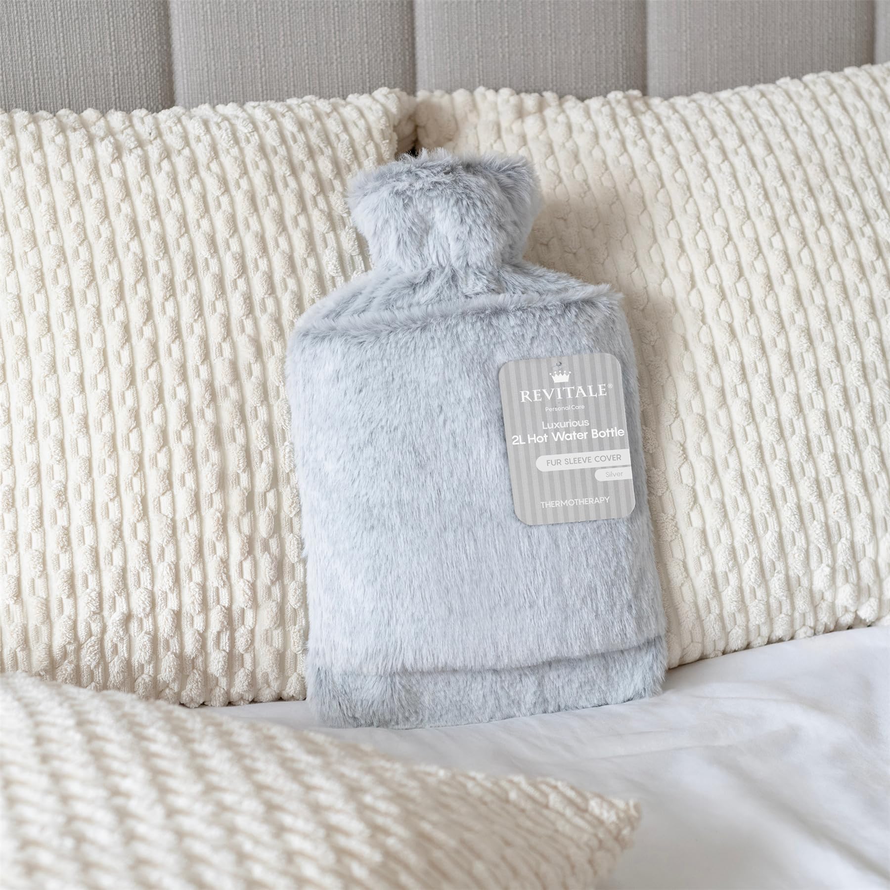 Revitale Bolsa de Agua Caliente de Lujo y Confort 2 Litros, Funda Suave tipo Manga, Caucho Natural Acanalado en un Lado, Norma Británica BS1970:2012, Duradera y a Prueba de Fugas (Plata – Manga)