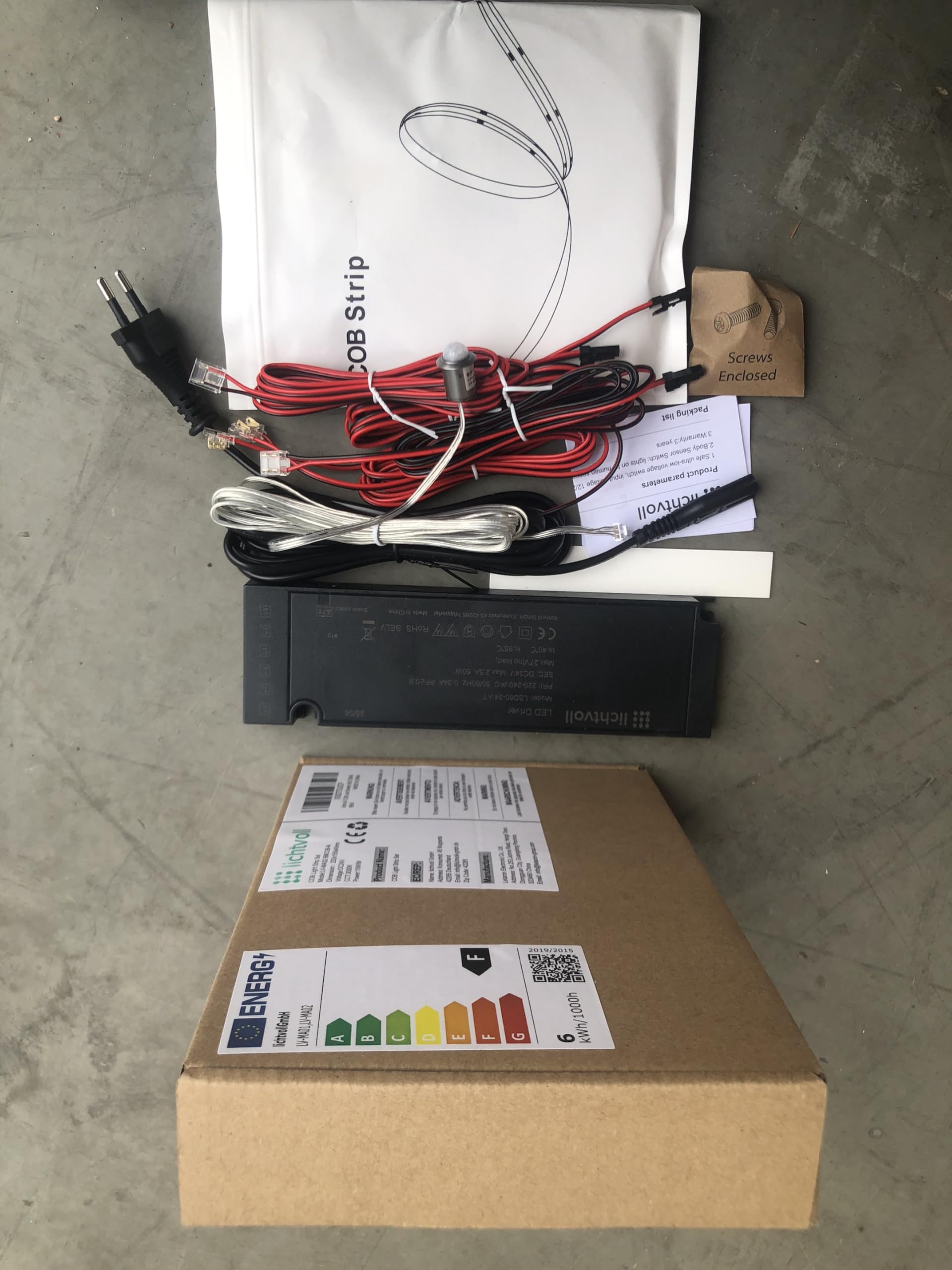 Taśma LED COB LED 5 m ciepła biel z czujnikiem ruchu i zasilaczem sieciowym 60 W, oświetlenie podszafkowe, taśma świetlna LED, 5 m, taśmy świetlne do paneli akustycznych, listwa