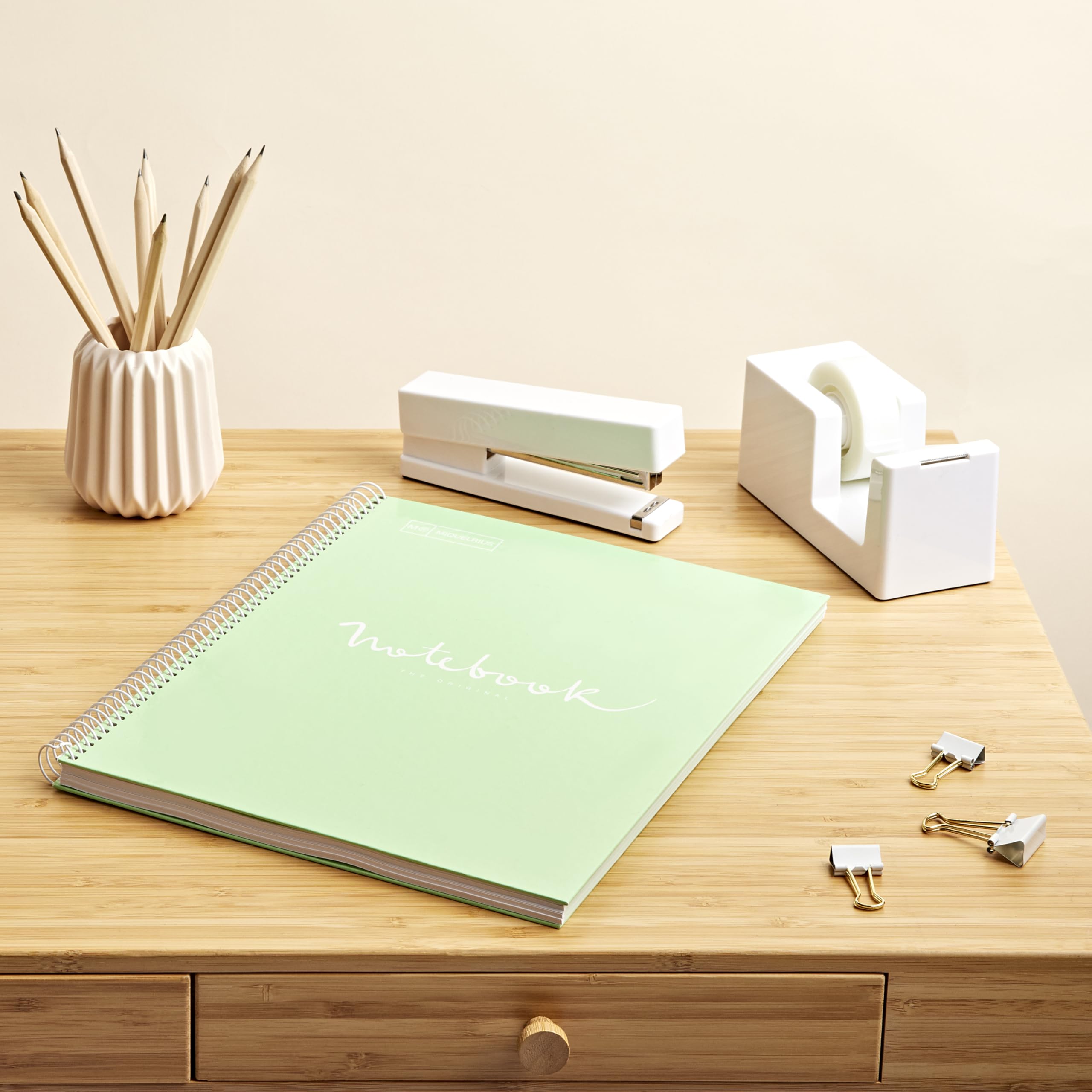 Miquelrius Notitieboeken, A4-formaat, modern notitieboek, 80 vellen, 90 g/m², geruit, 5 mm, hardcover en spiraalbinding, 4 gaten, ideaal voor de eerste schooldag of kantoor