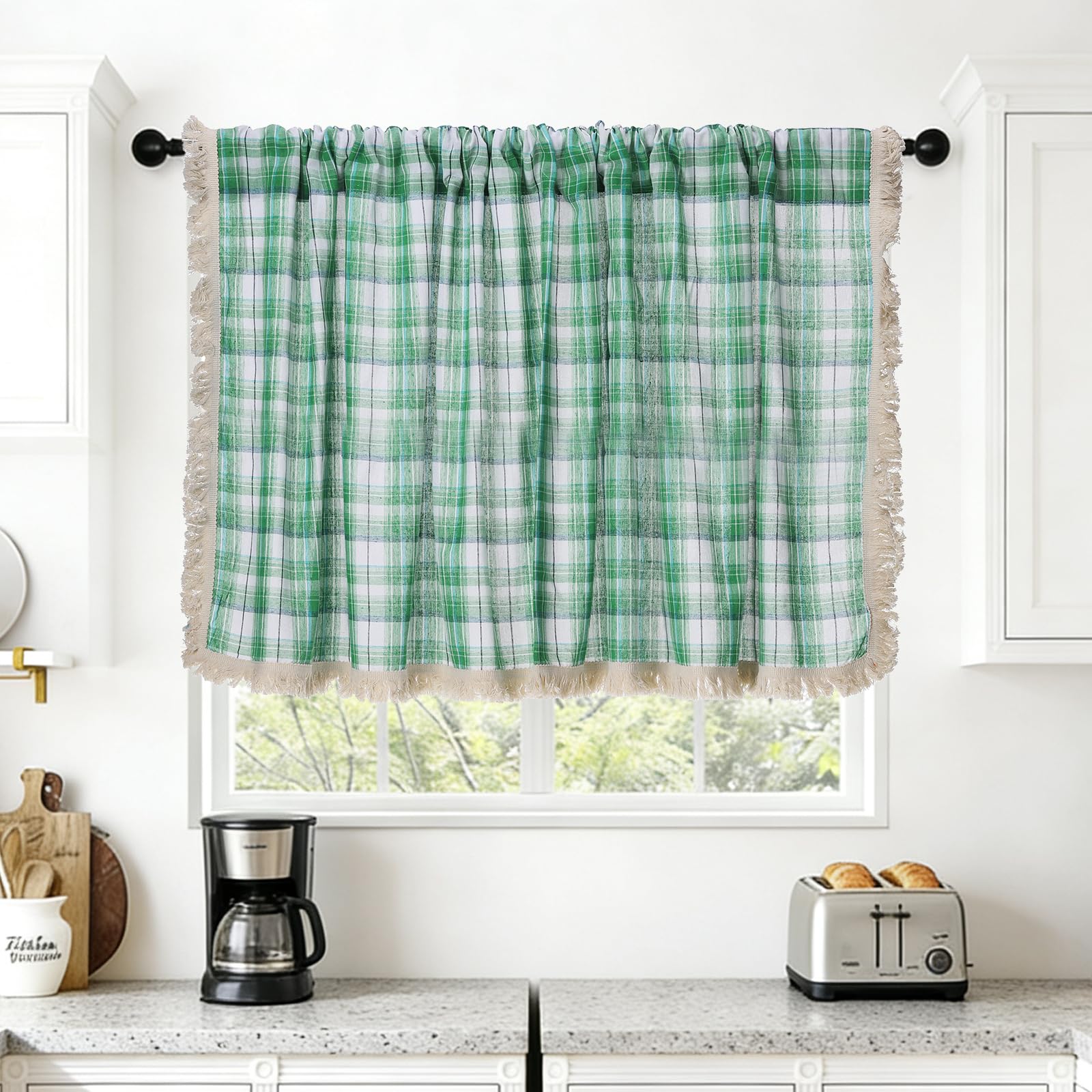 Cantonnière semi-transparente vert clair au tissu filtrant pour voilage de cuisine