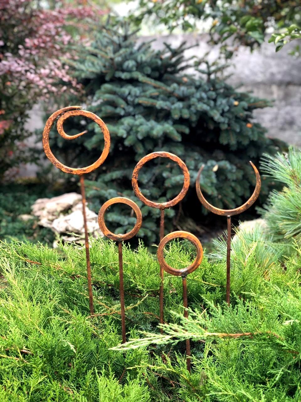 Set of 5 Rusty Metal Garden Stakes, Rusty Garden finials, Rusty Metal Ring Decor