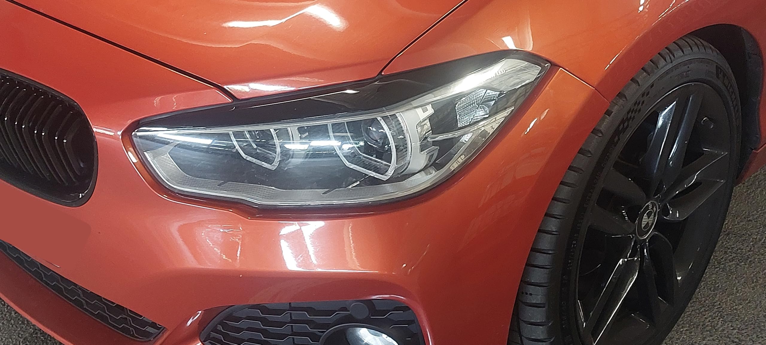 Copertura trim per sopracciglia/palpebre dei fari anteriori per BMW Serie 1 F20 F21 LCI Nero Lucido 2015-2019 Facelift