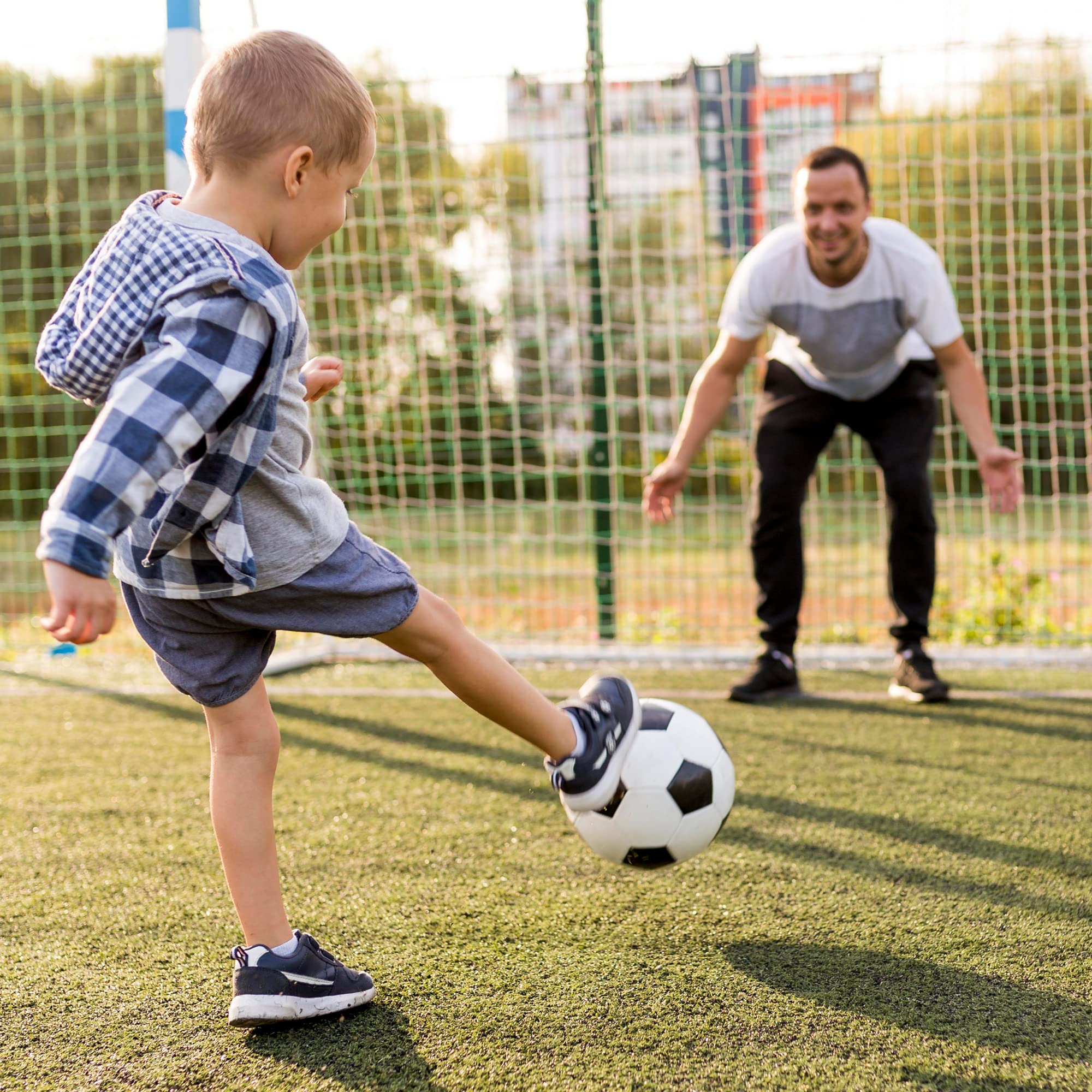 Fußball Größe 4 für Kinder & Jugend 6 - 11 Jahre, 330g leicht, robust, für draußen, original schwarz-weiß, Kunst-Leder Fußbälle, Outdoor Spielzeug, Trainingsball Kinder (Schwarz-Weiß, Einzeln)