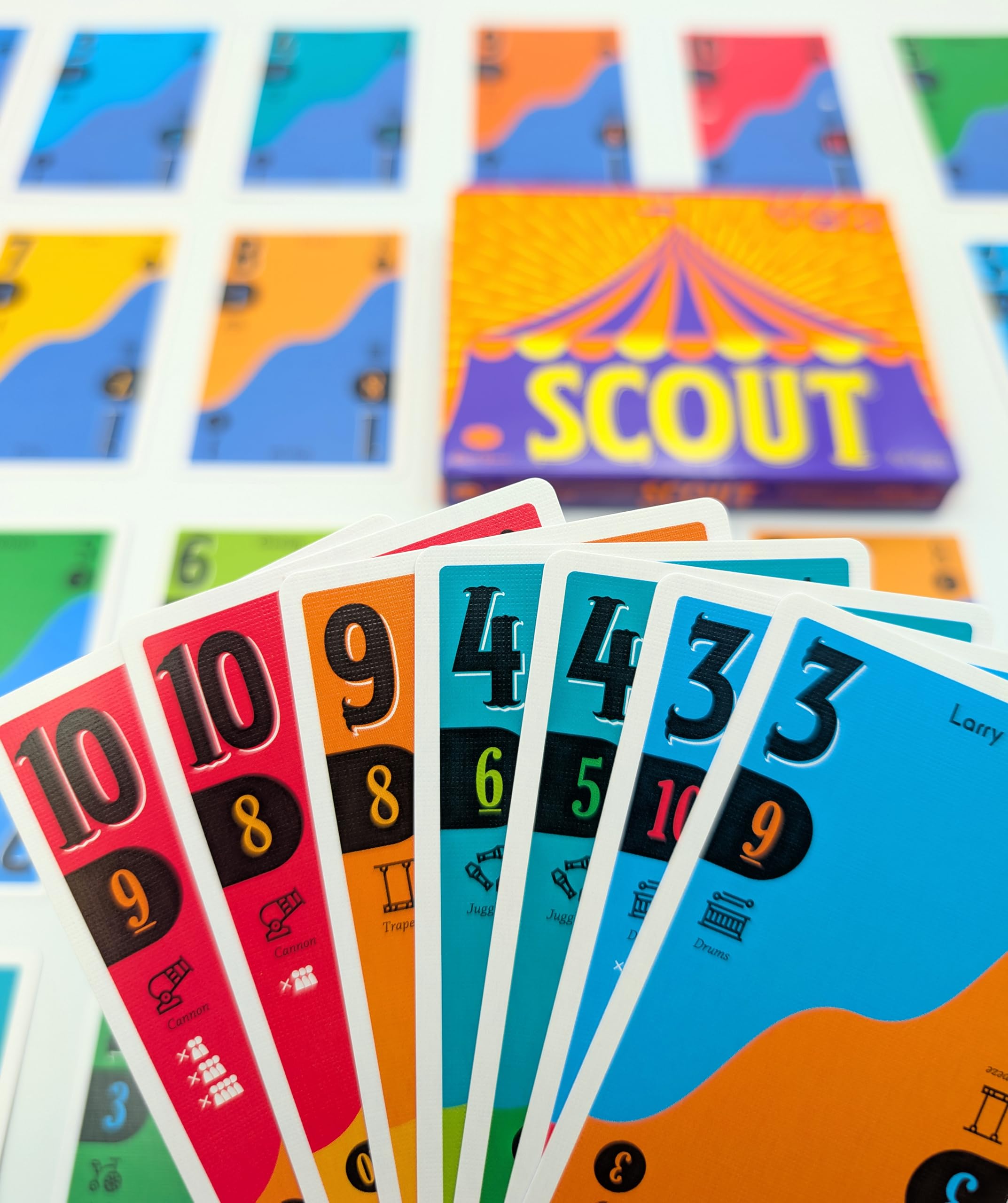 Oink Games Scout Tuckbox-Version, leicht zu erlernendes japanisches Strategie-Kartenspiel, für Spiel des Jahres, ab 9 Jahren | 2022 Spiel des Jahres Nominee, Origins Award Winner, Leiter-Klimmer-Tricktaker, 2-5 Spieler, 20 Minuten, ab 9 Jahren