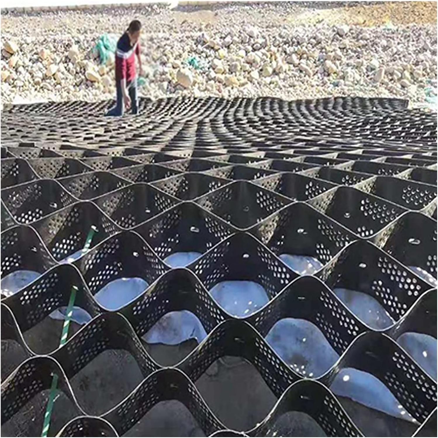 Grille géo au sol pour stabiliser l'allée de garage et le stationnement du camping-car