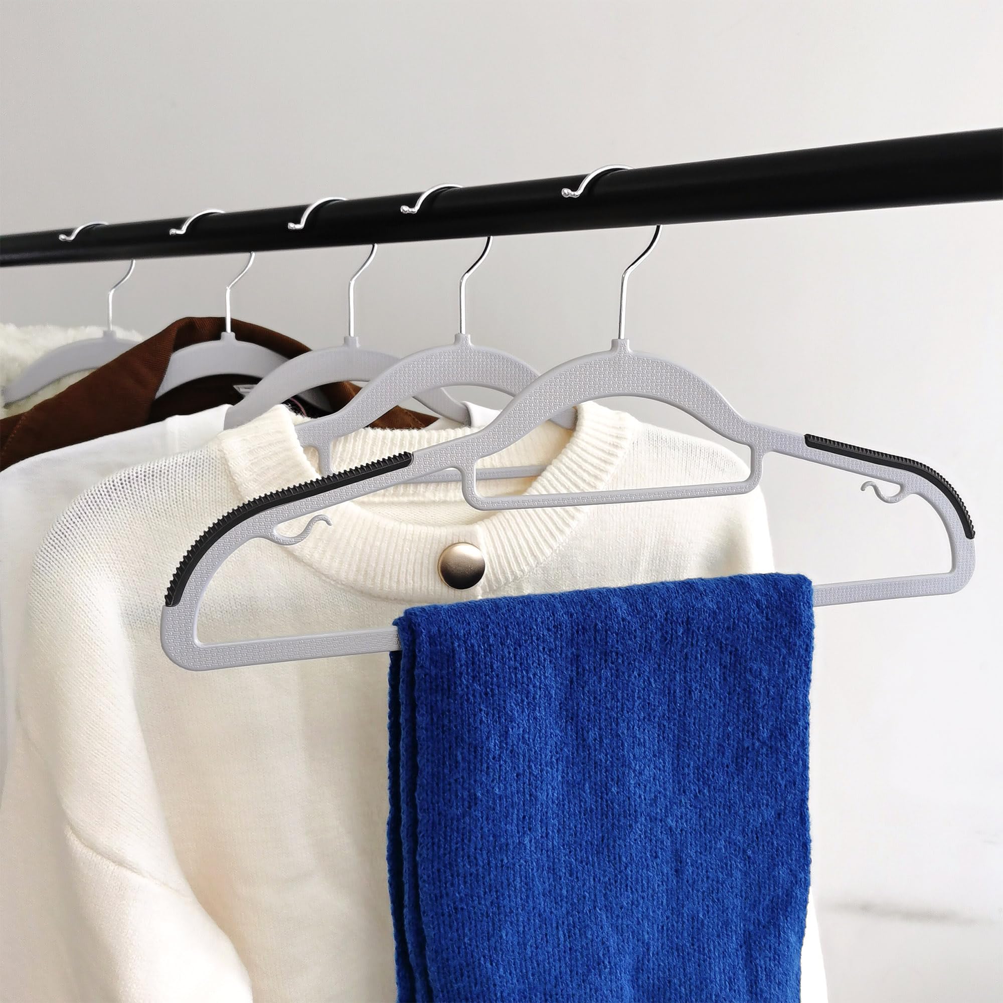 Confezione da 50 grucce in plastica, antiscivolo, resistenti, appendiabiti salvaspazio, con barra per cravatta, per cappotti, magliette, maglioni (grigio, 50)