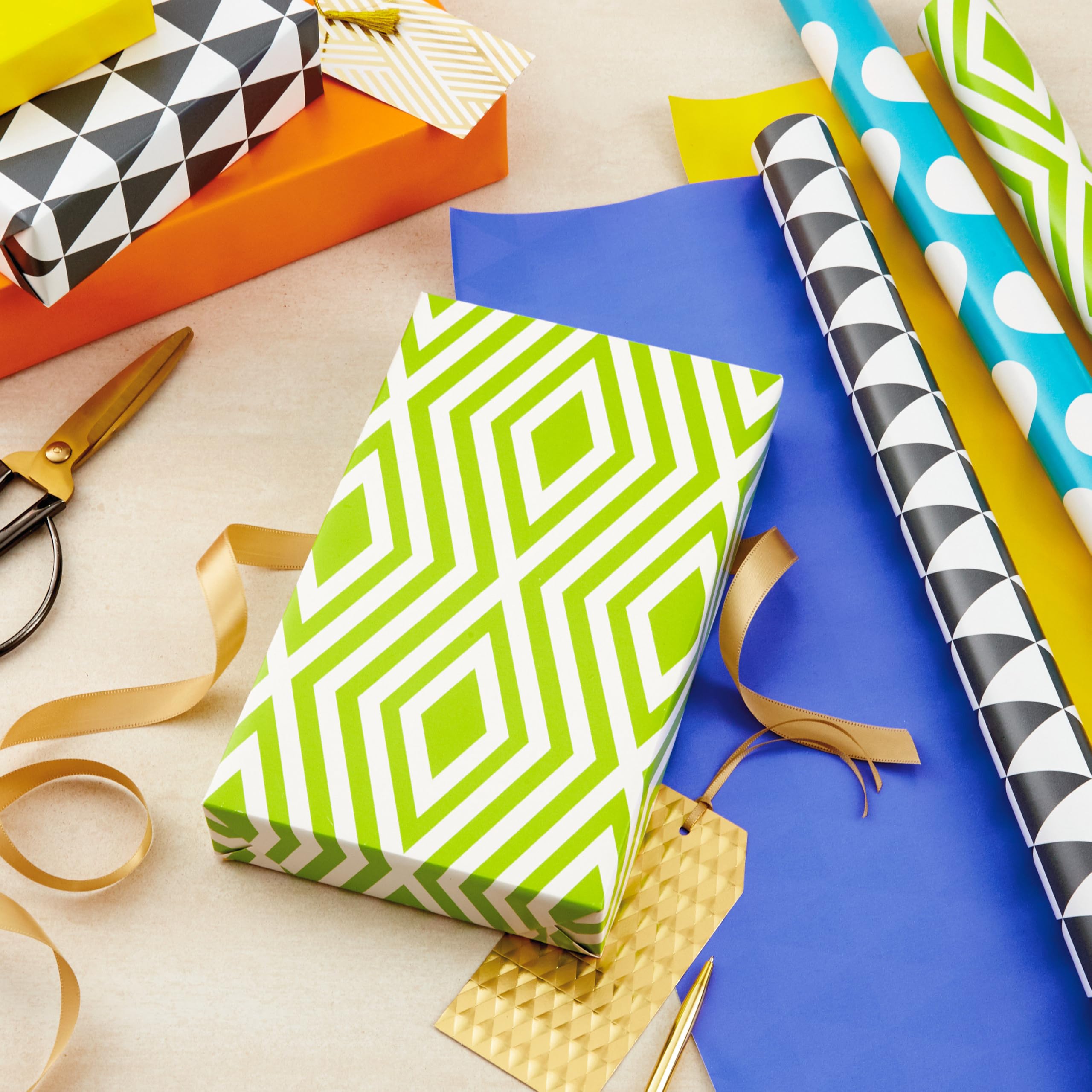 Hallmark Moderne Geschenkpapierrollen für Geburtstag, Abschlussfeier, Weihnachten, Geschenkpapier (Set mit 3 Wenderollen: 75 sq. ftl.) Schwarz, Weiß, Blau, Orange, Gelb & Grün für alle Anlässe