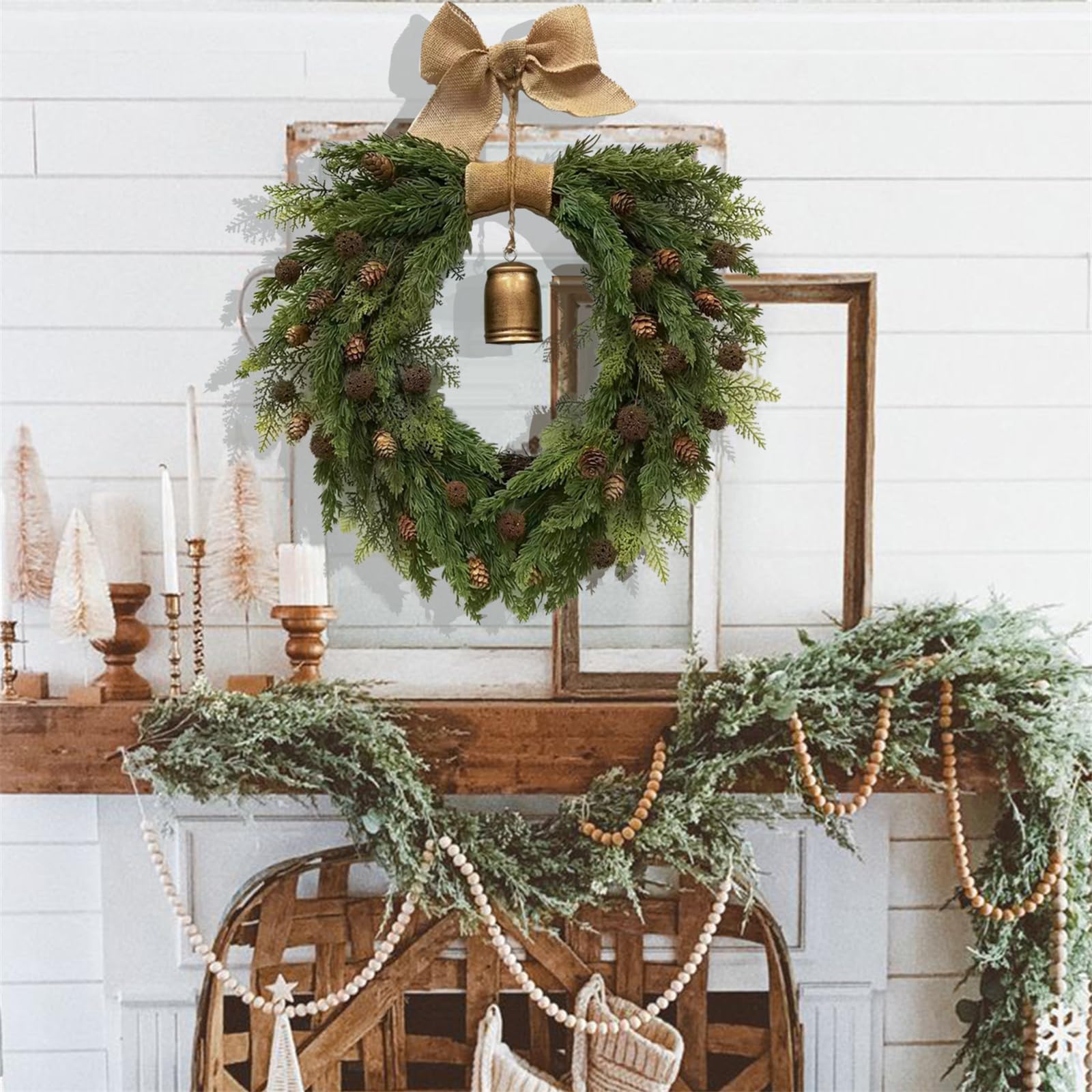 45 cm Weihnachtskranz Bauernhaus, Weihnachtsdeko Kranz Haustür, Künstlicher Weihnachtskranz mit Tannenzweigen und Glöckchen, Geeignet für Türen, Wände und Festliche Dekorationen