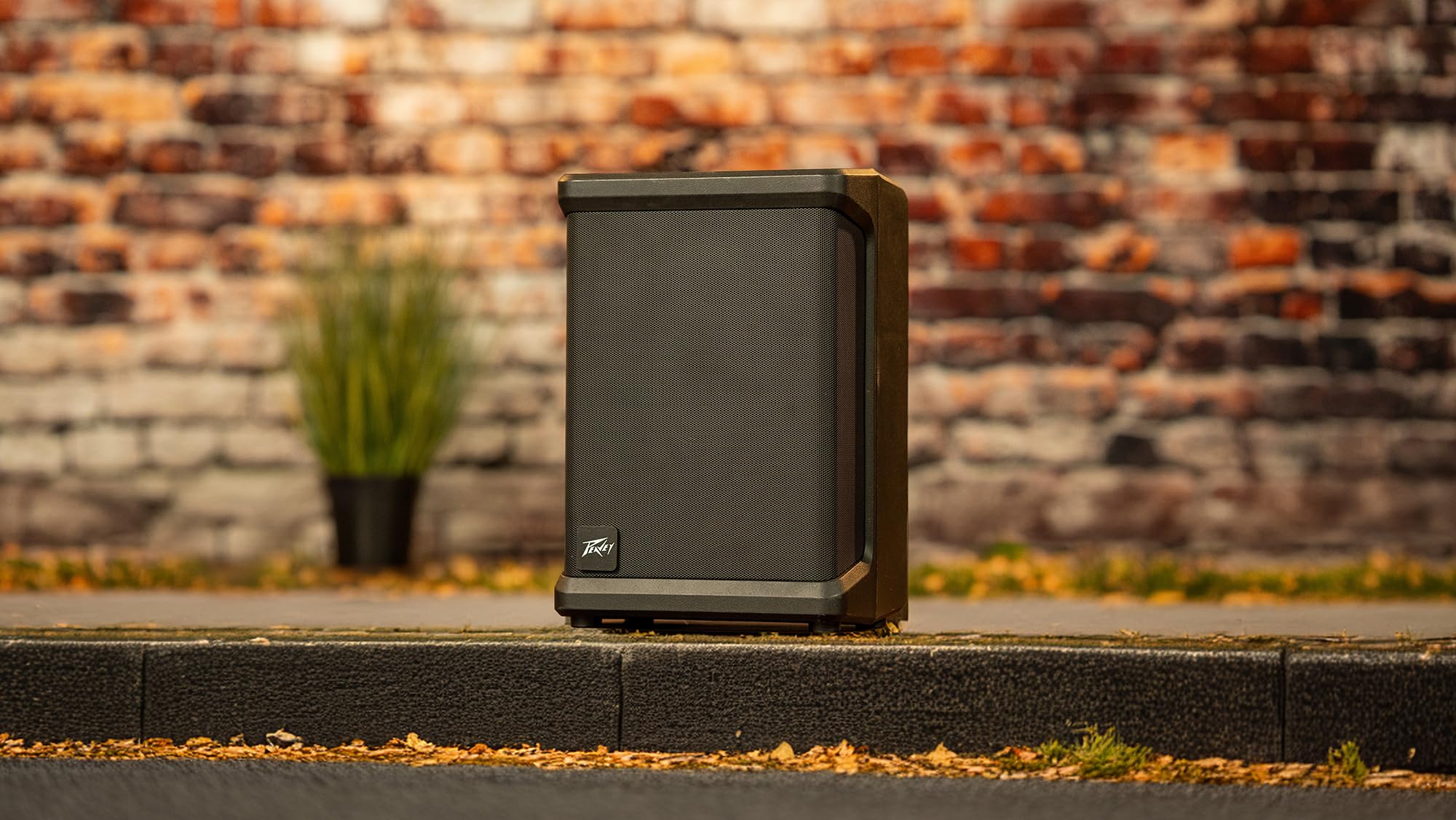 Peavey Solo® Amplificateur de sonorisation Portable alimenté par Batterie et Busking, autonomie de 10 Heures, Bluetooth, 4 canaux, léger, Batterie Rechargeable Rapide, entrée Guitare, réverbération