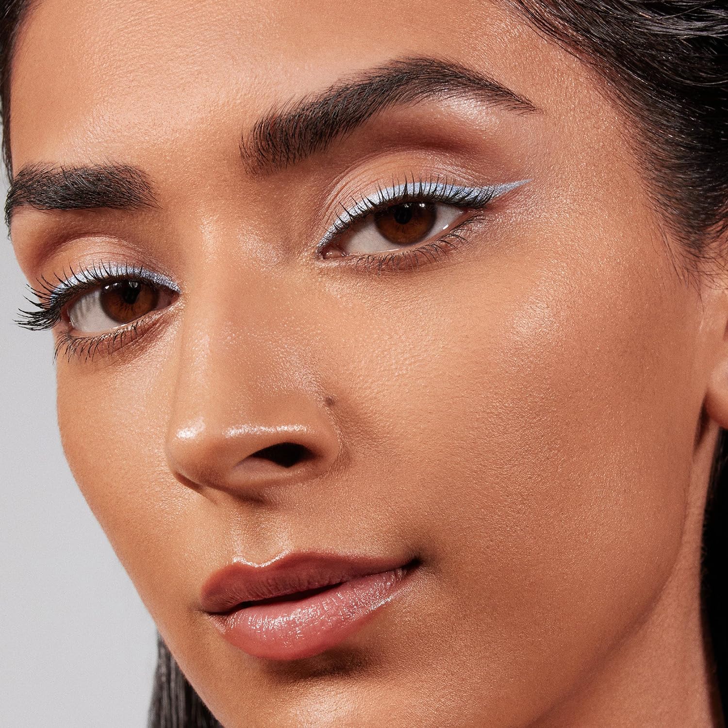 Amazon.com : Morphe Lightform Dewy Foundation - Extended Hydration