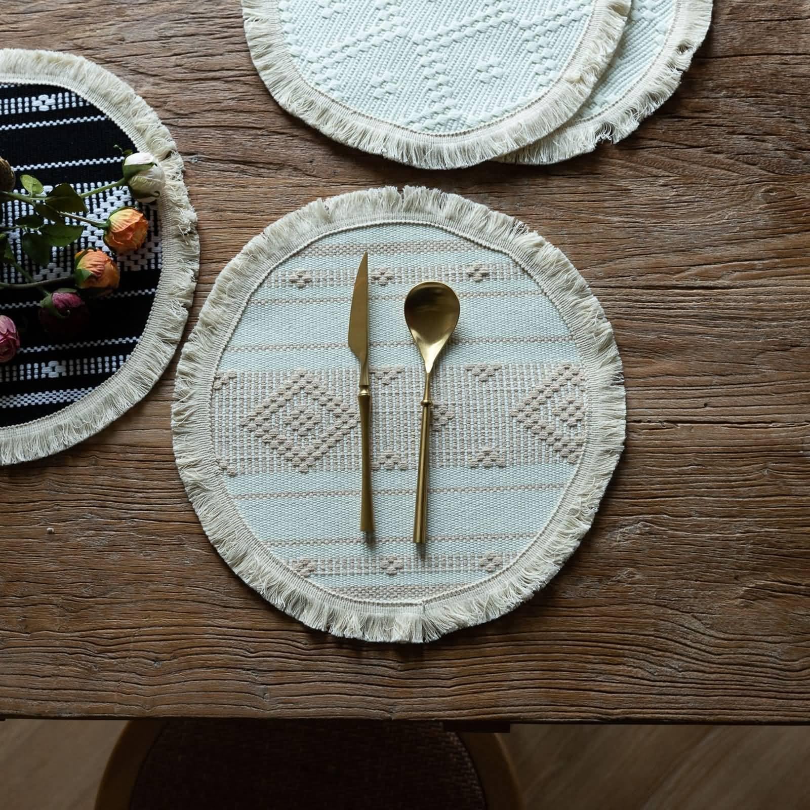 Platzdeckchen Leder Rund, 4er-Set Rund mit geometrischem Muster und Quaste Platzdeckchen für Küche,Zuhause,Restaurant,Speisetisch, 38x38cm, Beige Khaki