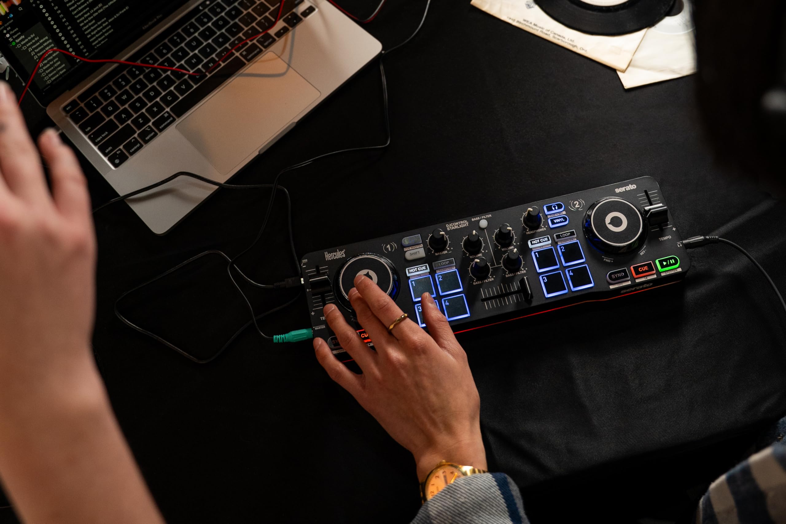 Hercules DJControl Starlight – Contrôleur DJ USB portable et mini à 2 decks avec interface audio et rétroéclairage RGB – Serato DJ Lite inclus – Pour PC & Mac
