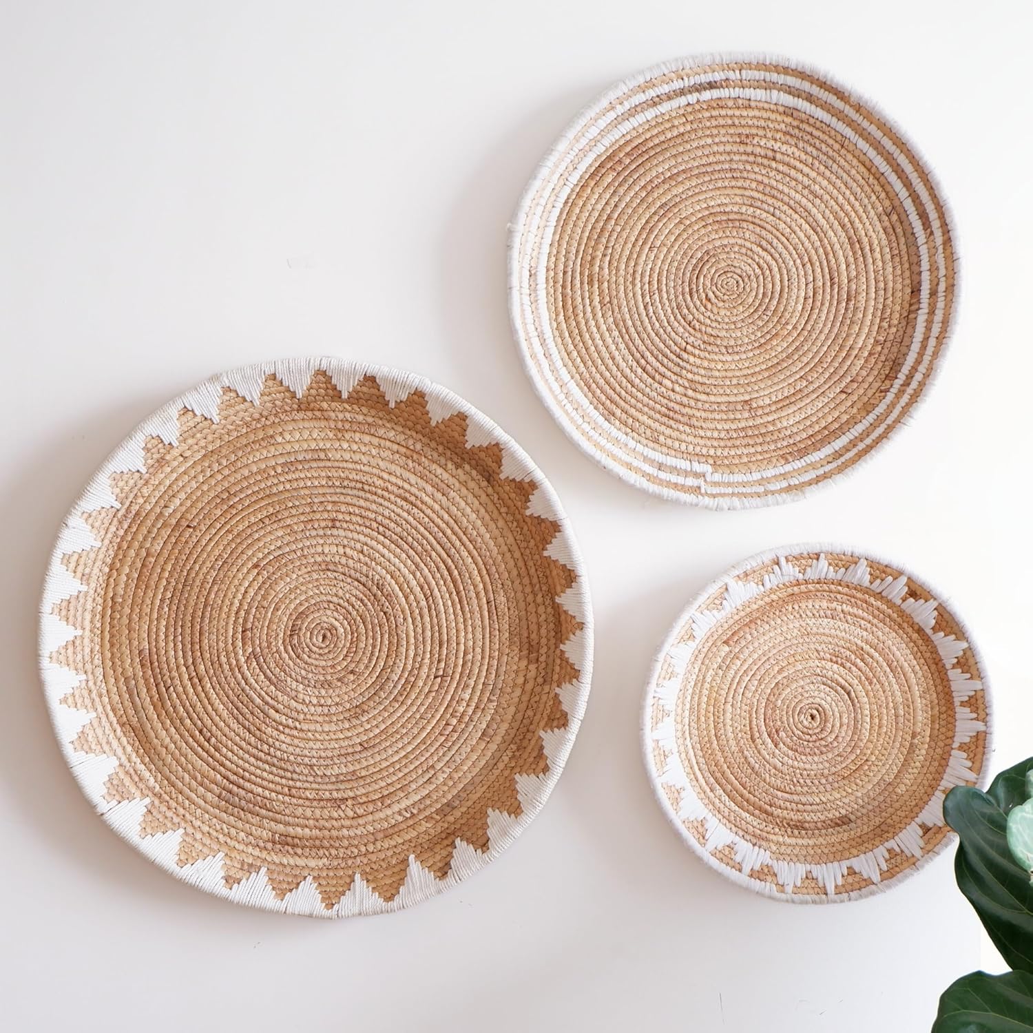 Chi An Home Set of 3 Woven Wall Basket Decor, Water Hyacinth Hanging Wicker Basket for Wall, Boho Rustic Oversized Wall Art for Living Room, Bedroom, 22", 19", 15" (White)