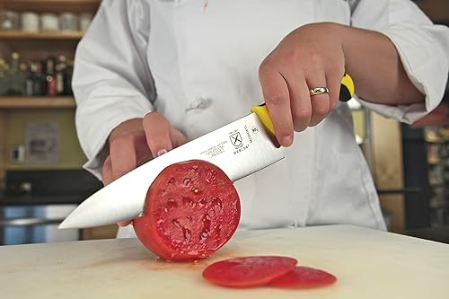 Vista 195 de Mercer Culinary Millennia Colors - Cuchillo Santoku, borde Granton de 7 pulgadas, color rojo
