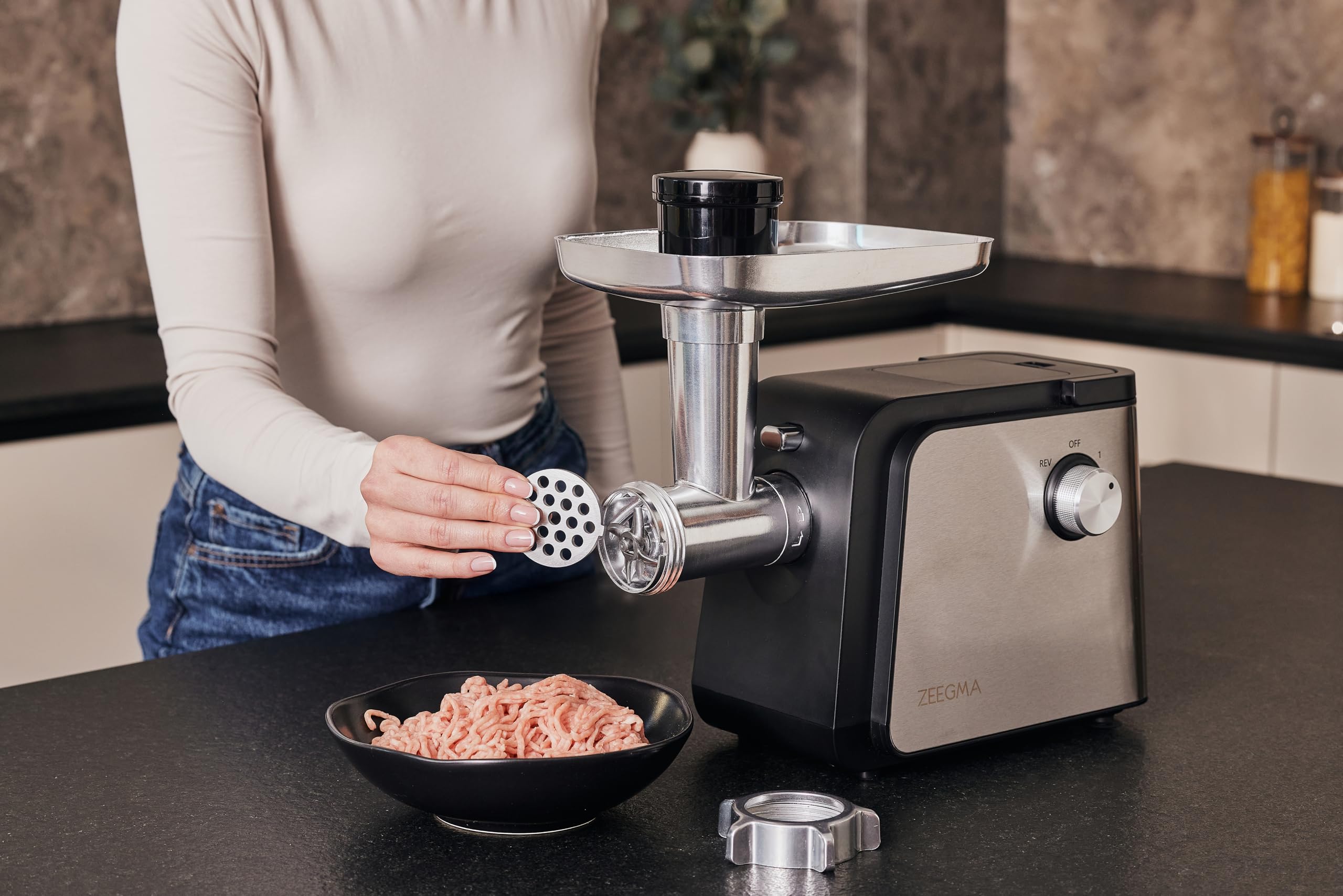 ZEEGMA MOLEN CHEF EASY - Picadora de Carne Eléctrica, Potencia de 2100 W, 3 Discos de Acero Inoxidable, Accesorio para Embutidos, Rallador de Verduras, Función Reversa | 3 discos de acero inoxidable, accesorio para embolsar, mandolina para verduras, funci