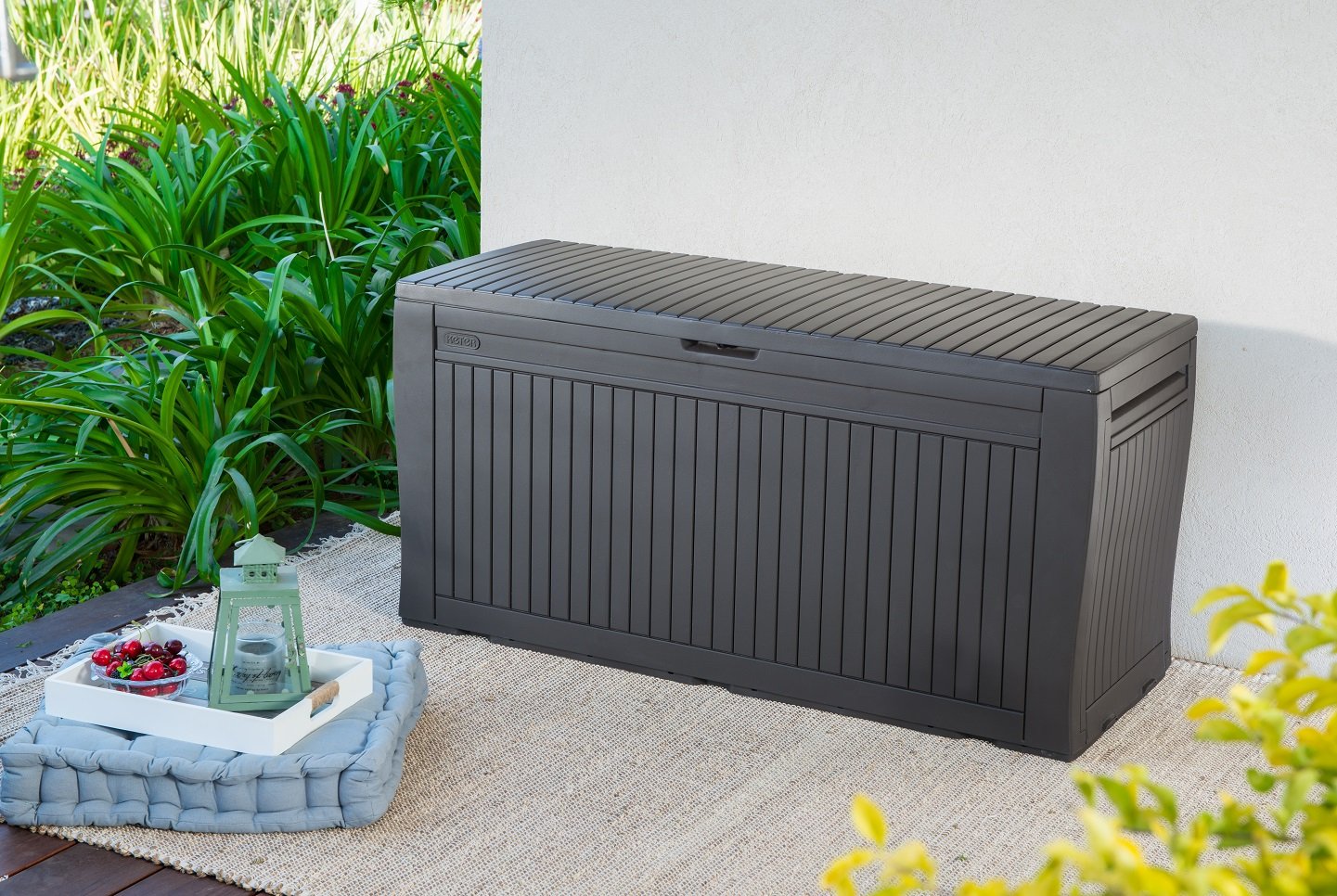 Koll Living Garden Box da Giardino con 270 Litri di capacità – Resistente agli Agenti atmosferici, Il Contenuto Rimane Asciutto e ventilato – Moderno Effetto Legno – con Manici e Ruote