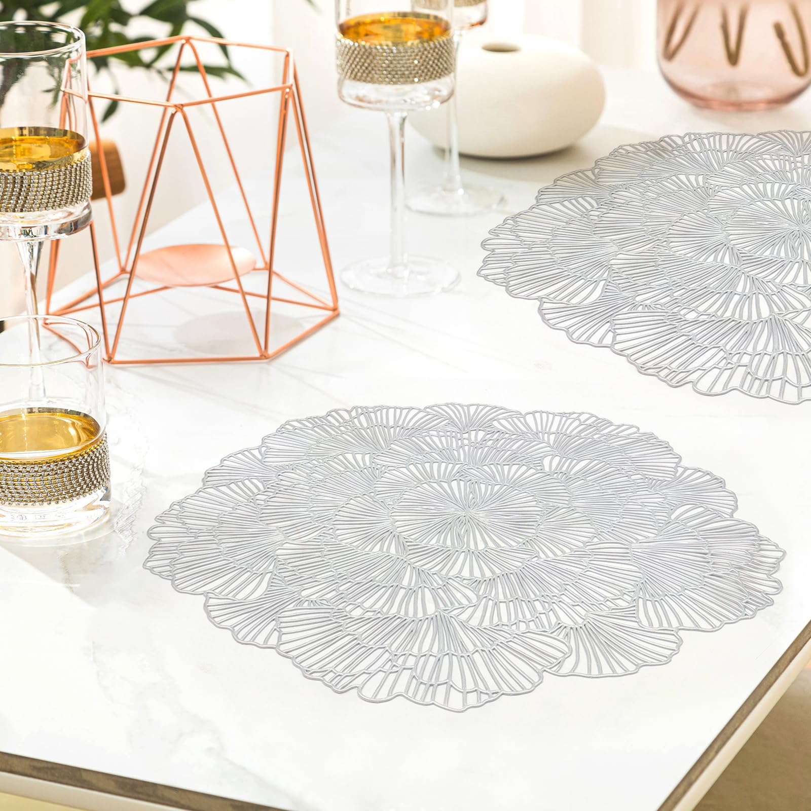 Silber Tischsets Set mit 12 süßen Akazien elegante Tischsets Blume rund Vinyl Platzsets Tischset Küche Tischmatten für Esstisch Urlaub Hochzeit dekorativ Küche, Haushalt & Wohnen