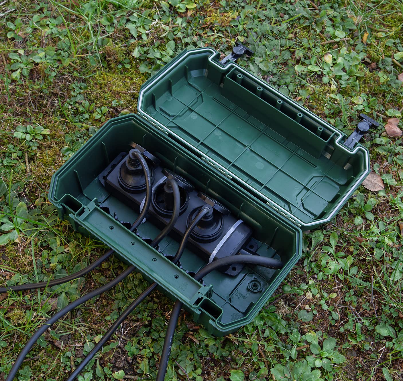 Electraline 300183 Caja de protección para conexiones eléctricas exteriores impermeable con protección IP54 con 5 salidas de cables (2 x Ø9,5-12,4 mm. 3 x Ø7,5-10,5 mm), Dimensión 320x180x126 mm